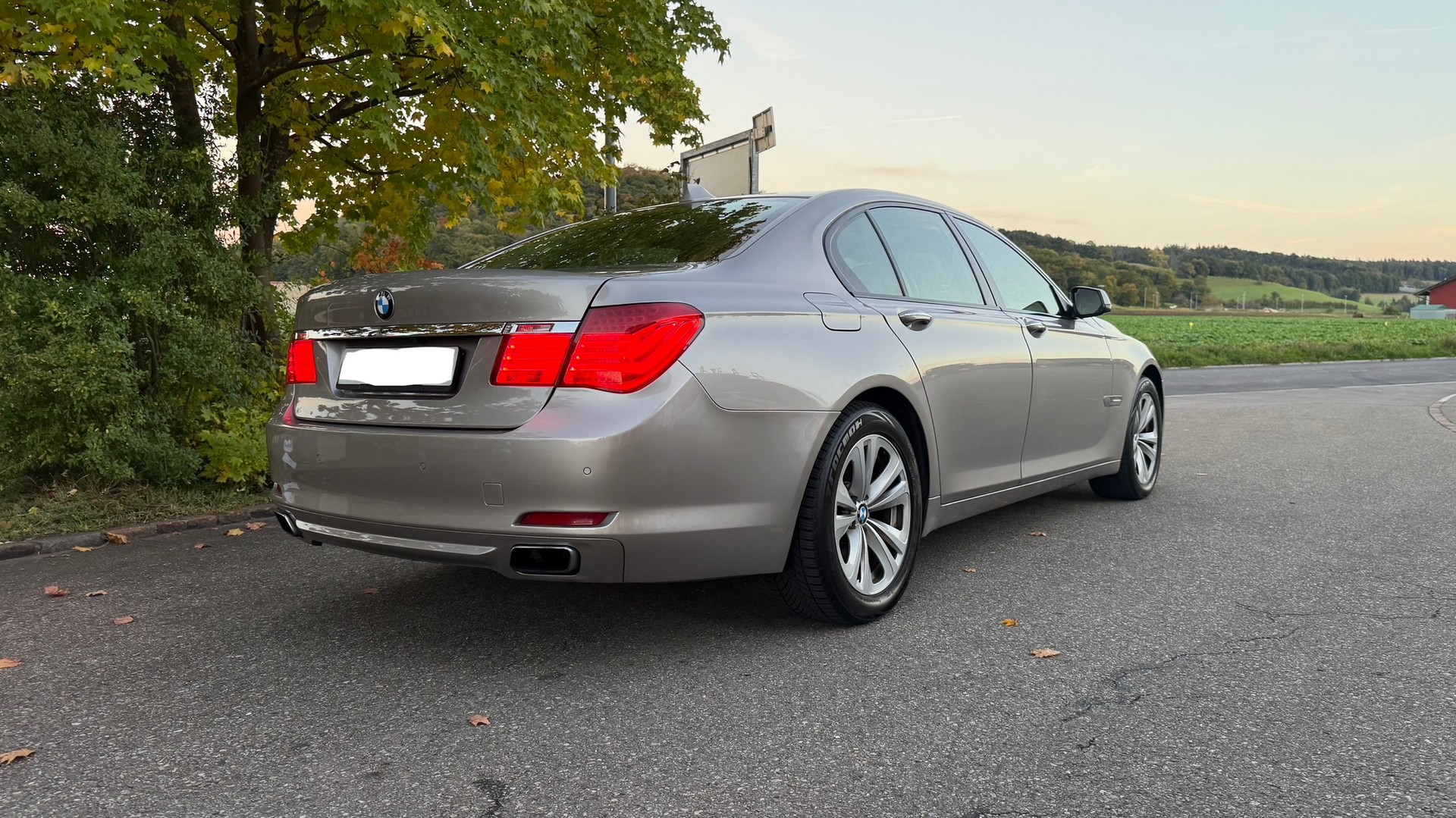 BMW 750i-image-4