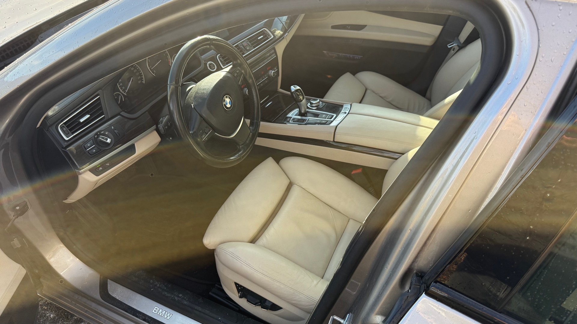 BMW 750i-image-12