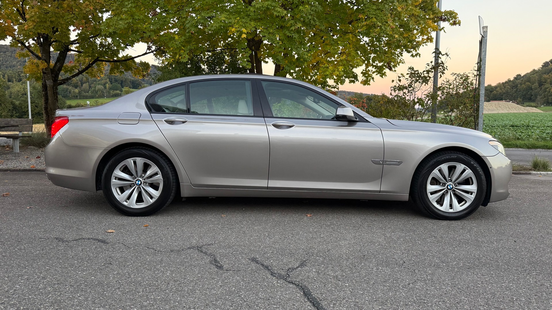 BMW 750i-image-3