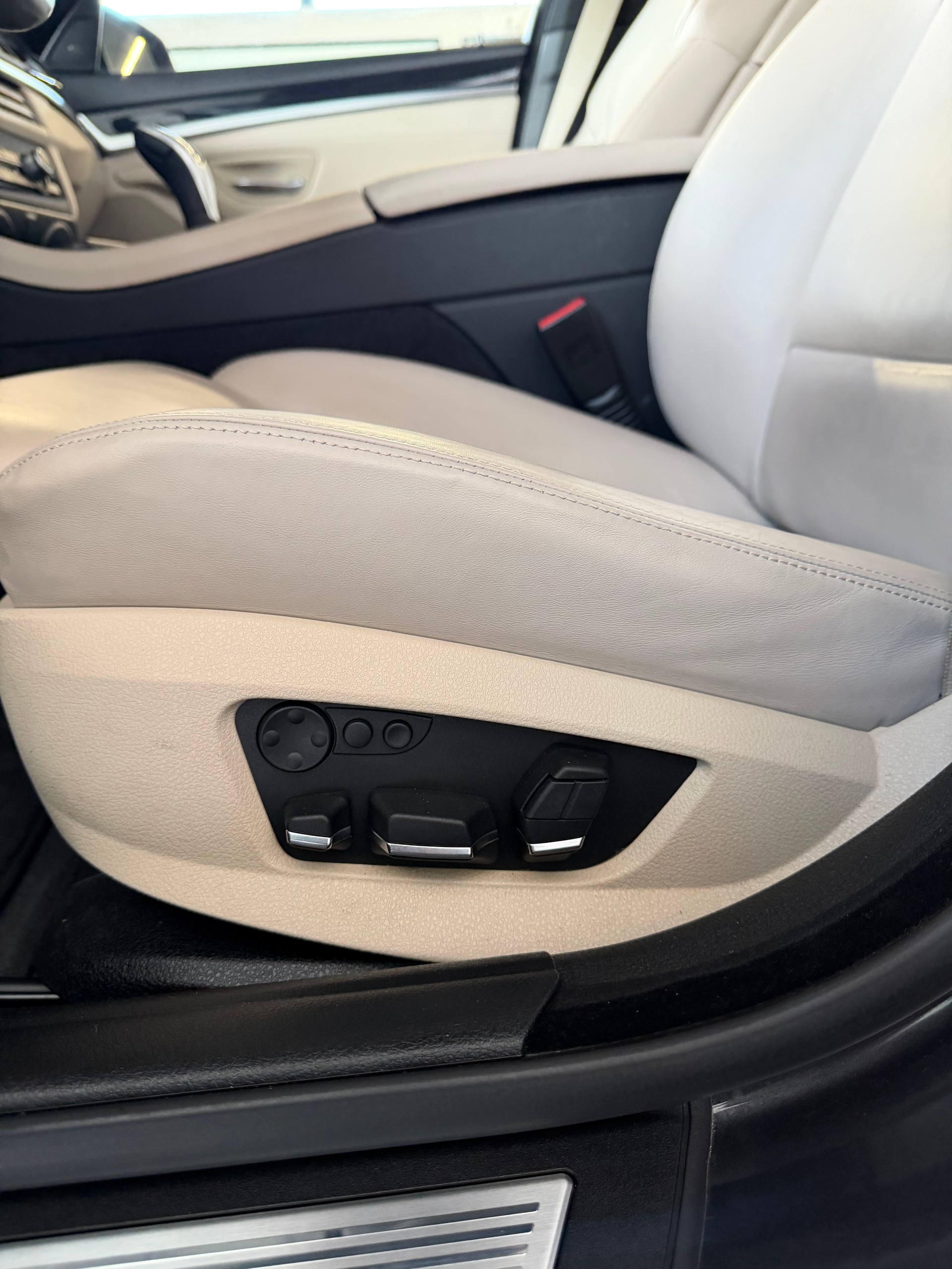 BMW 550i xDrive Steptronic I M-SPORTPAKET (CH)-image-24