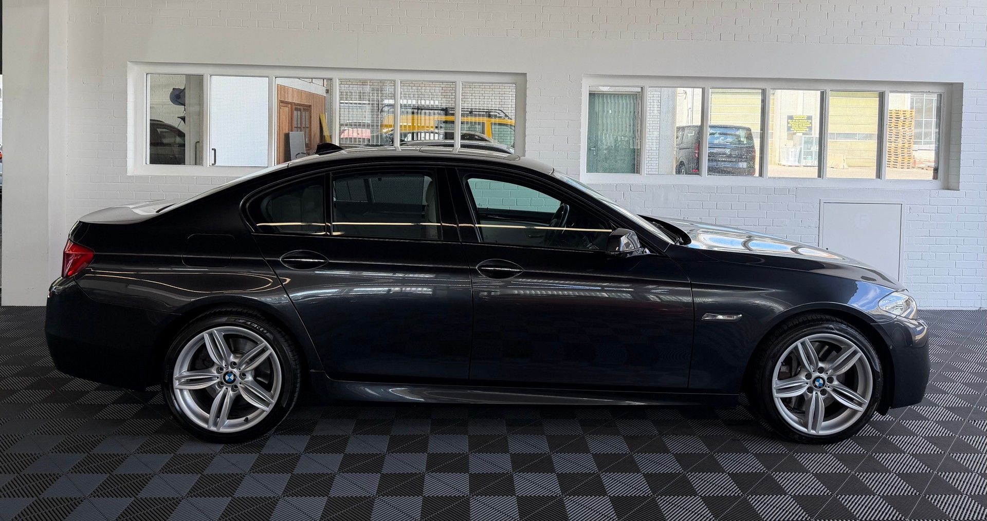 BMW 550i xDrive Steptronic I M-SPORTPAKET (CH)-image-1