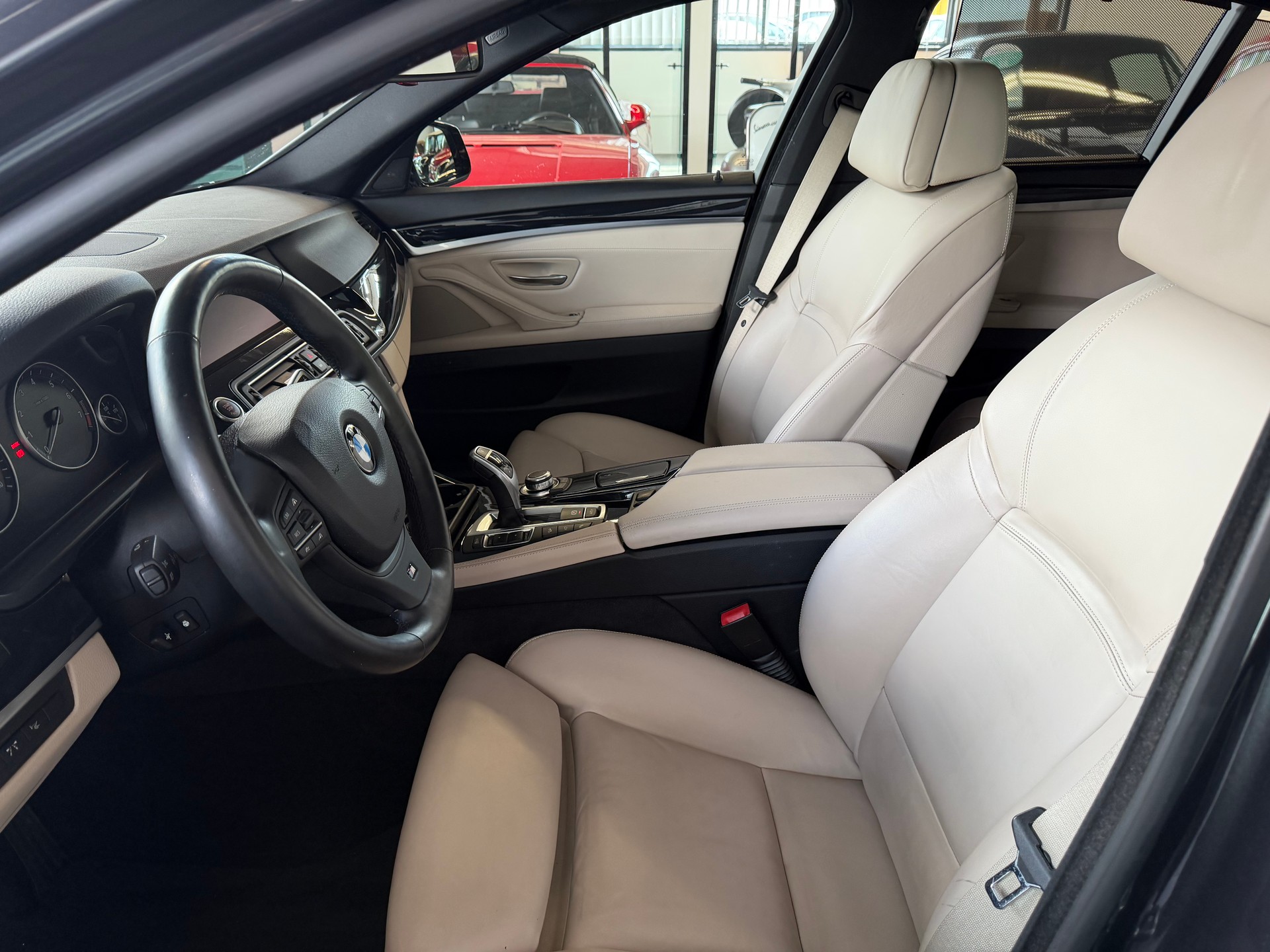 BMW 550i xDrive Steptronic I M-SPORTPAKET (CH)-image-15