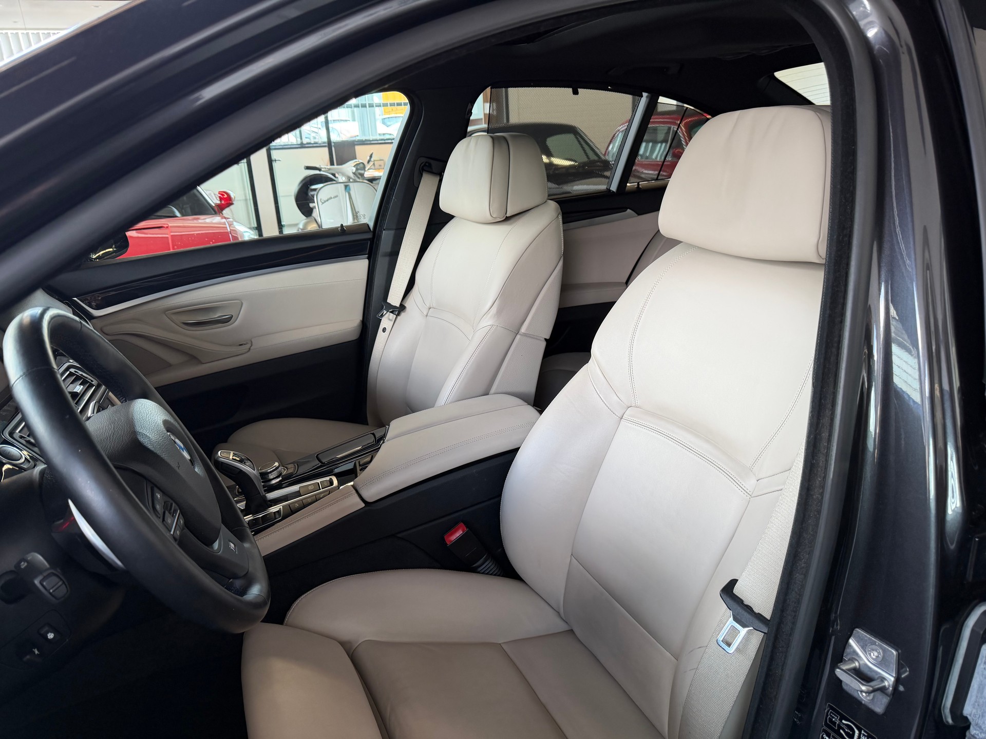 BMW 550i xDrive Steptronic I M-SPORTPAKET (CH)-image-14