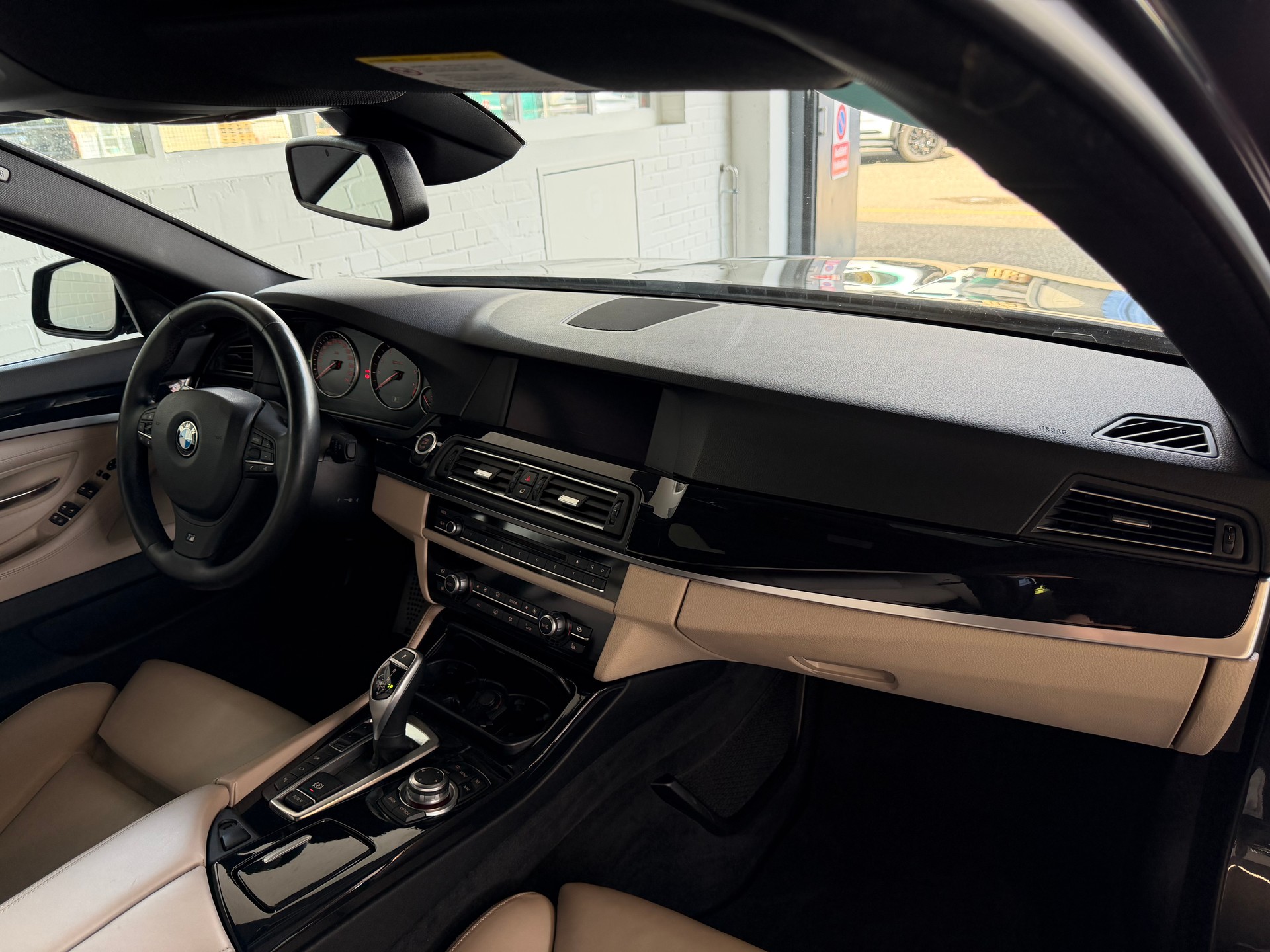 BMW 550i xDrive Steptronic I M-SPORTPAKET (CH)-image-9