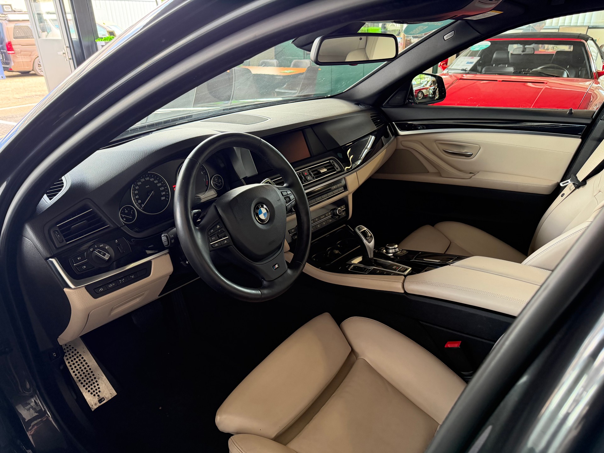 BMW 550i xDrive Steptronic I M-SPORTPAKET (CH)-image-12