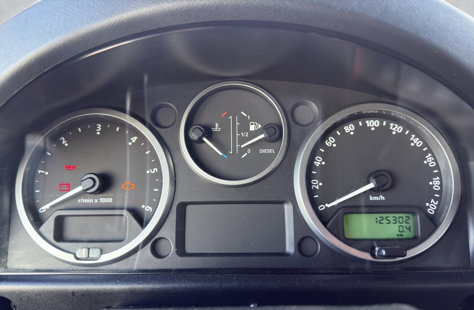 LAND ROVER Defender 90 2.2 TD4 Station Wagon-image-9