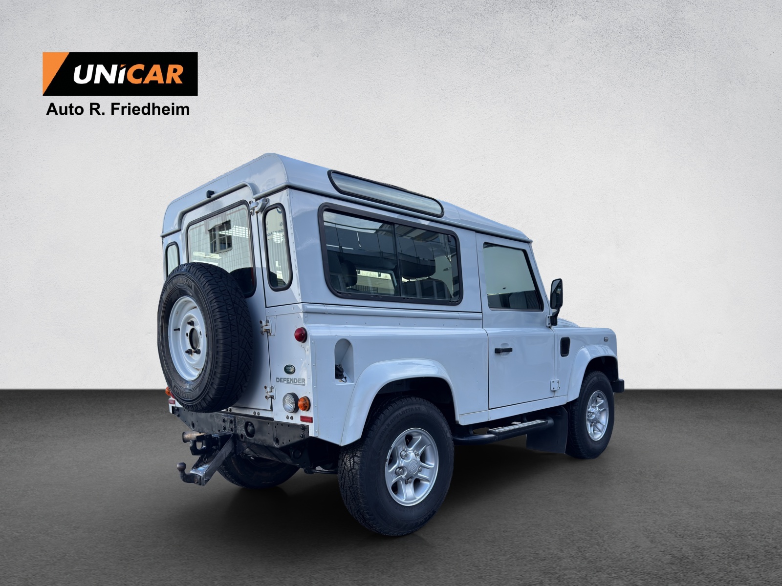 LAND ROVER Defender 90 2.2 TD4 Station Wagon-image-6
