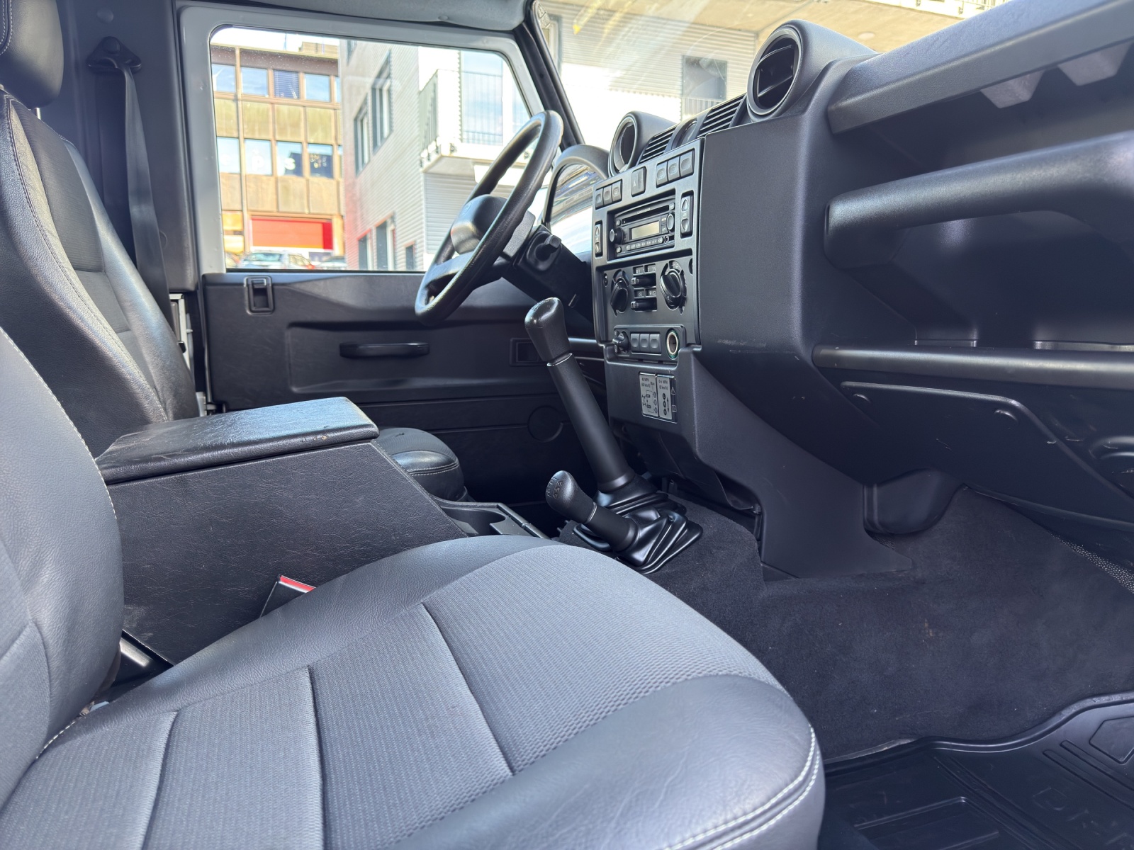 LAND ROVER Defender 90 2.2 TD4 Station Wagon-image-14