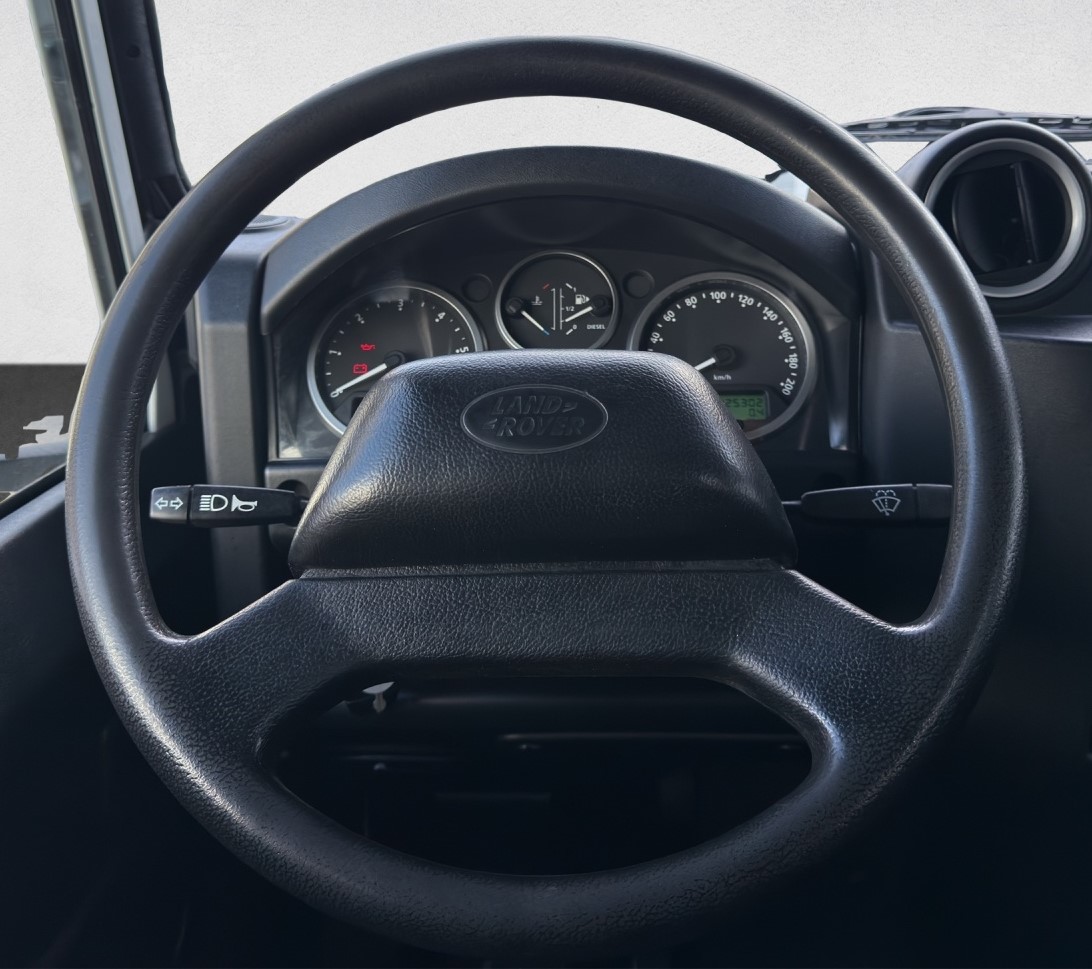 LAND ROVER Defender 90 2.2 TD4 Station Wagon-image-8