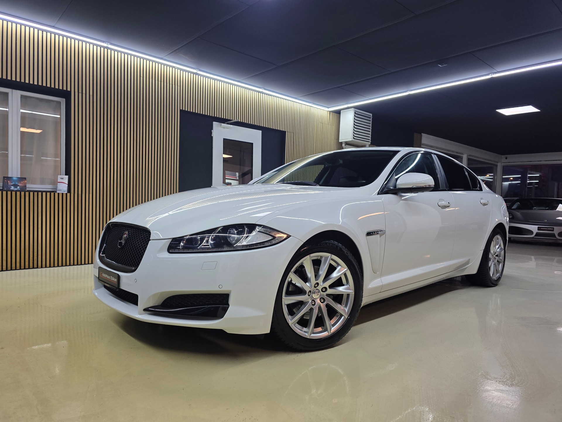 JAGUAR XF 2.2d Black Package-image-0