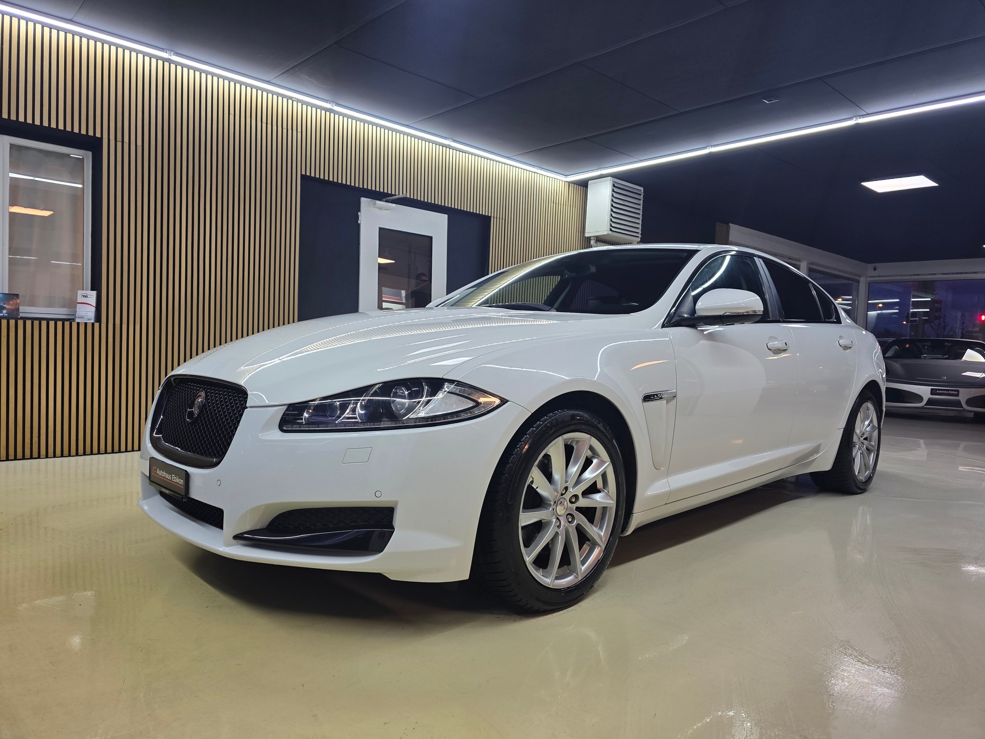 JAGUAR XF 2.2d Black Package-image-2