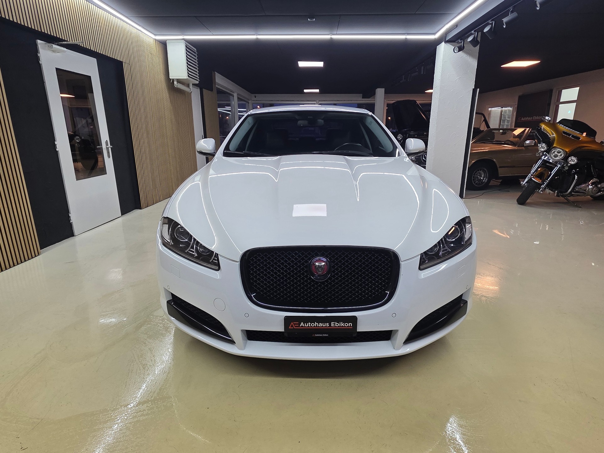 JAGUAR XF 2.2d Black Package-image-1