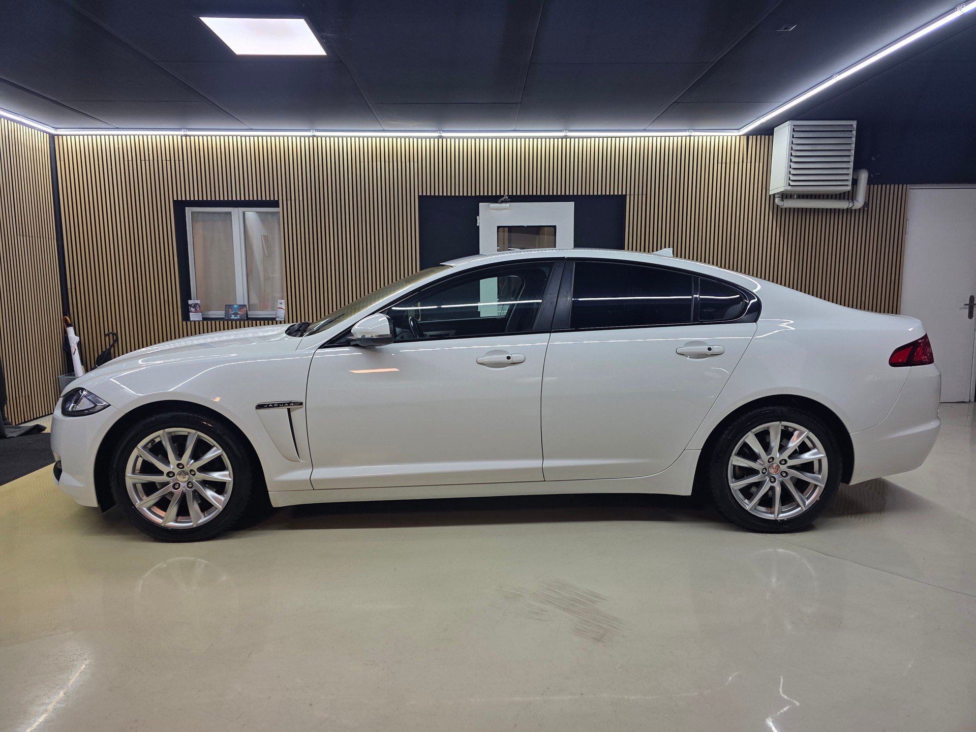 JAGUAR XF 2.2d Black Package-image-3