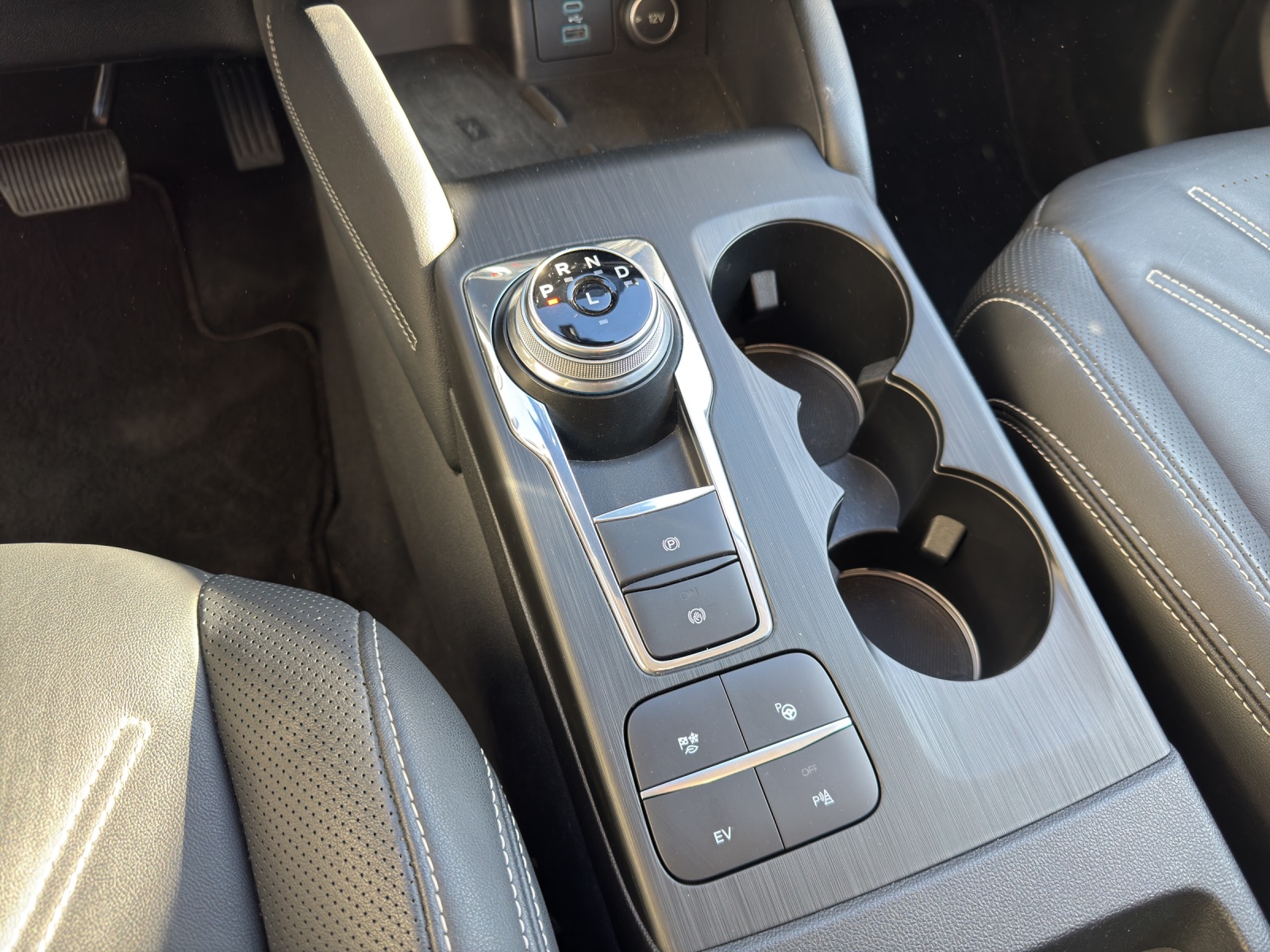 FORD Kuga 2.5 Plug-in Hybrid Vignale-image-12