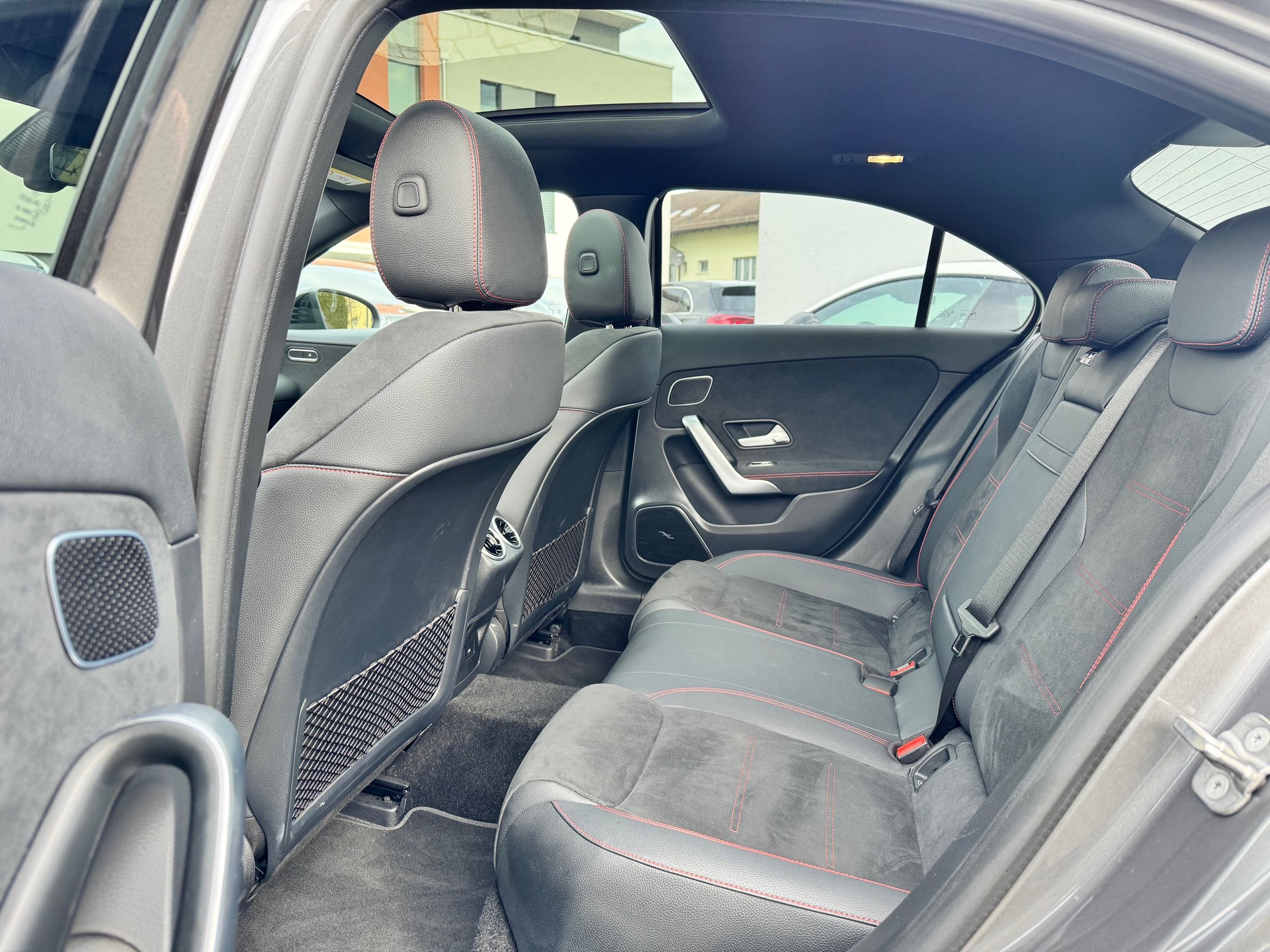 MERCEDES-BENZ A 220 d AMG Line 8G-DCT-image-13