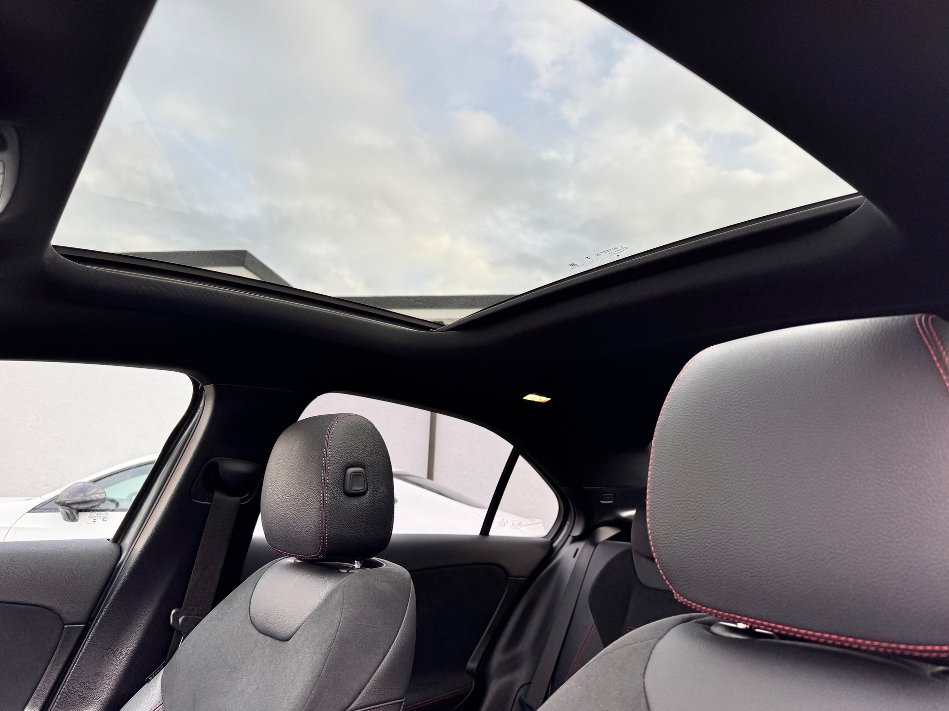 MERCEDES-BENZ A 220 d AMG Line 8G-DCT-image-9