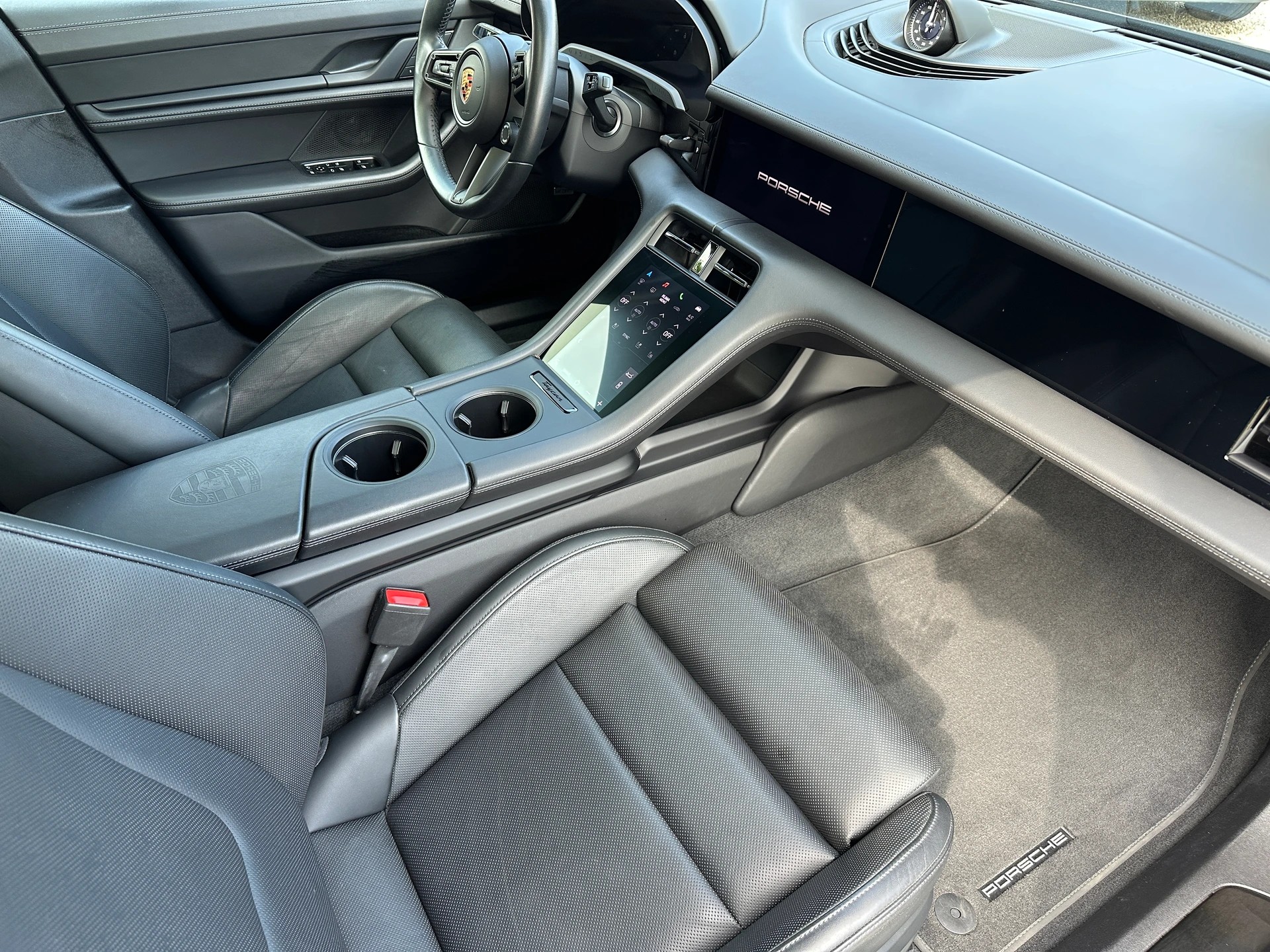 PORSCHE Taycan 4 Cross Turismo-image-14