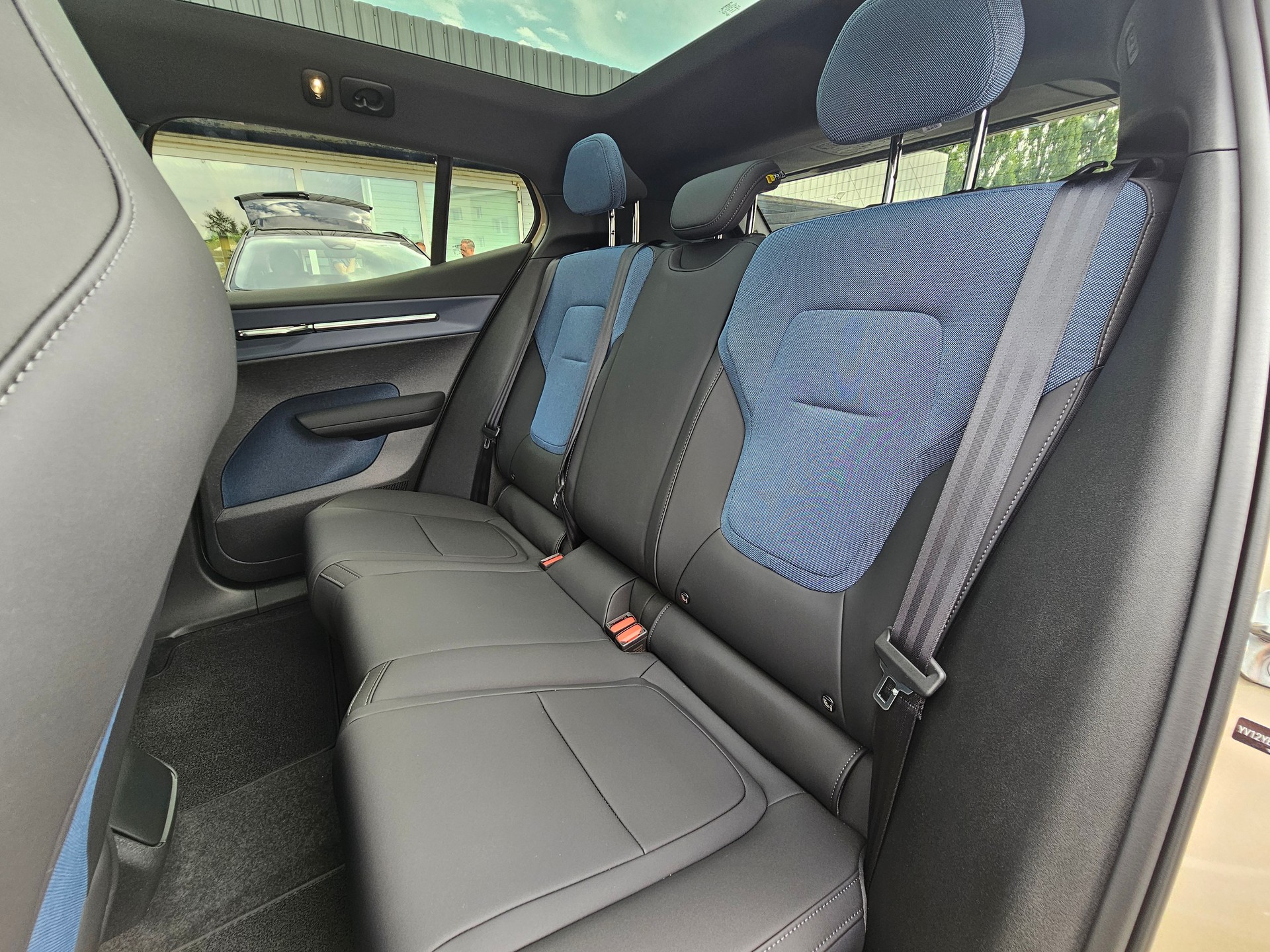 VOLVO EX30 Cross Country E60 69kWh Twin Performance AWD-image-13