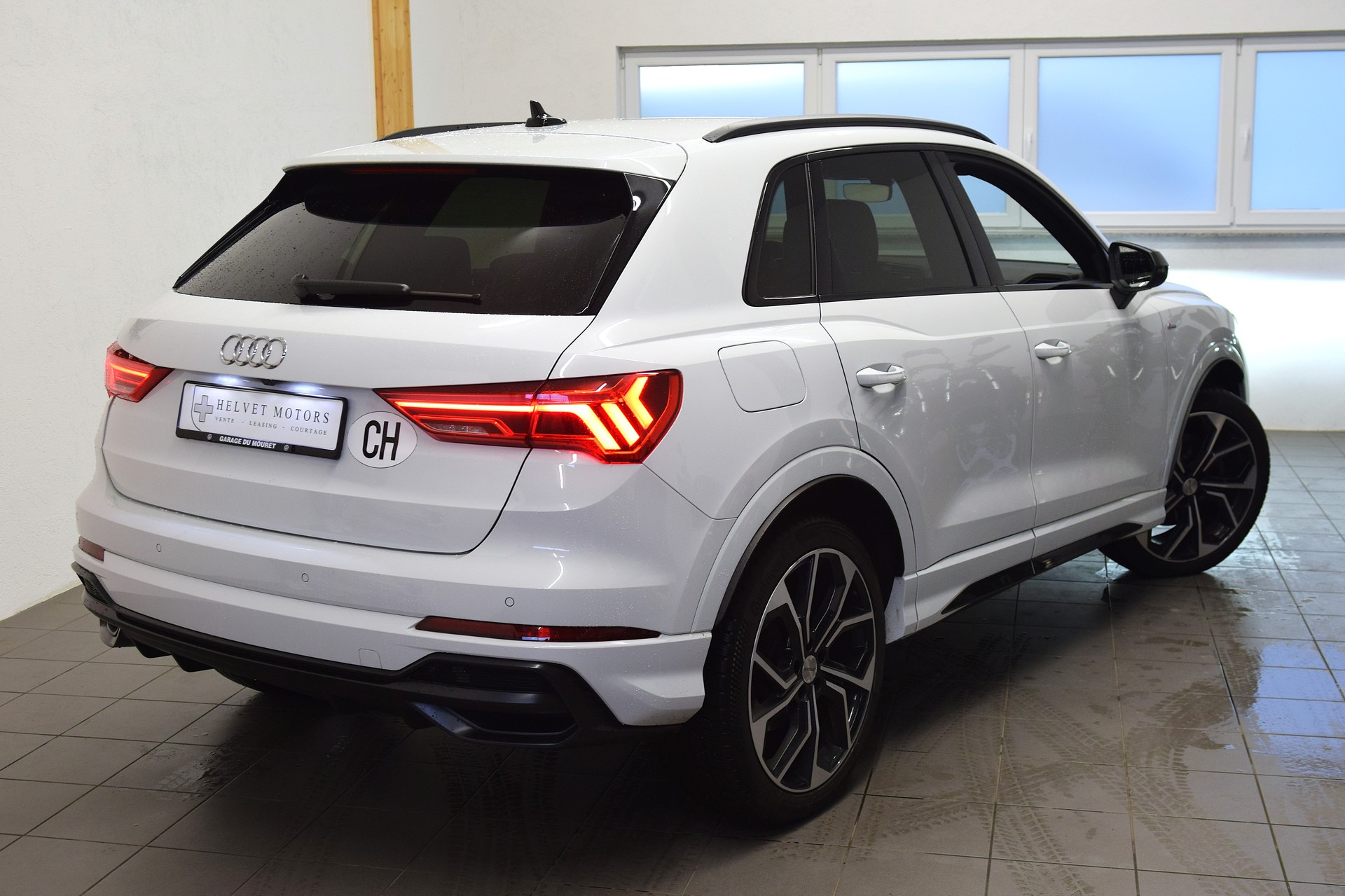 AUDI Q3 45 TFSI S line quattro S-tronic-image-3
