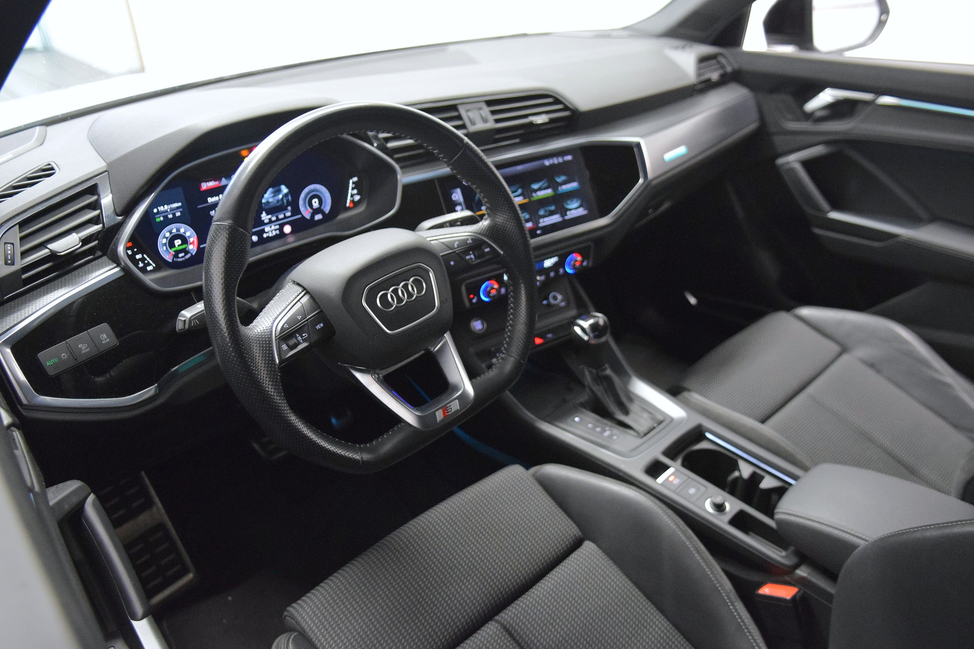 AUDI Q3 45 TFSI S line quattro S-tronic-image-12