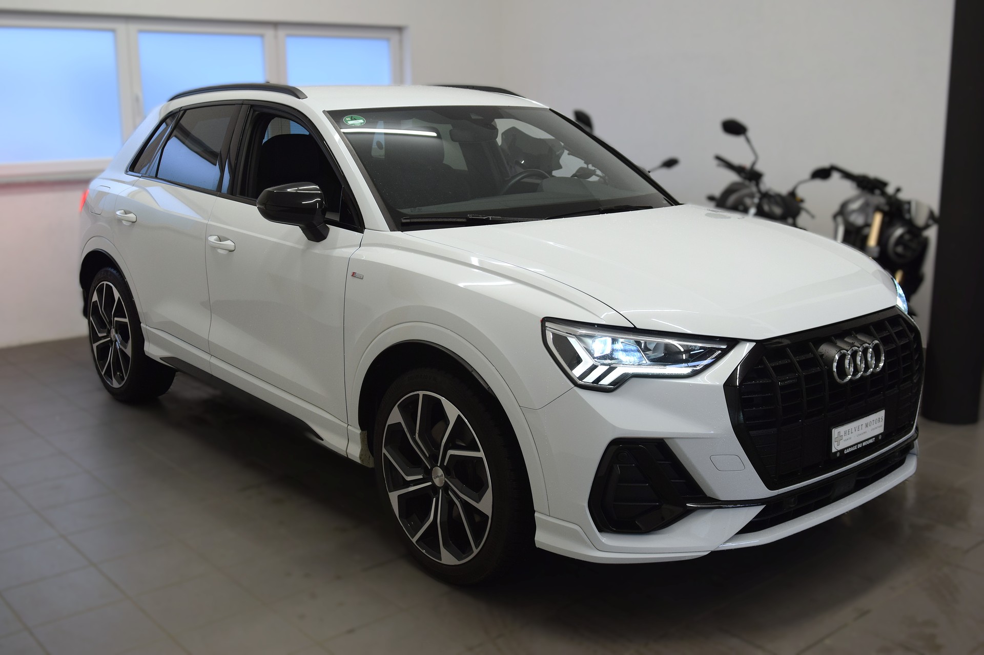 AUDI Q3 45 TFSI S line quattro S-tronic-image-2