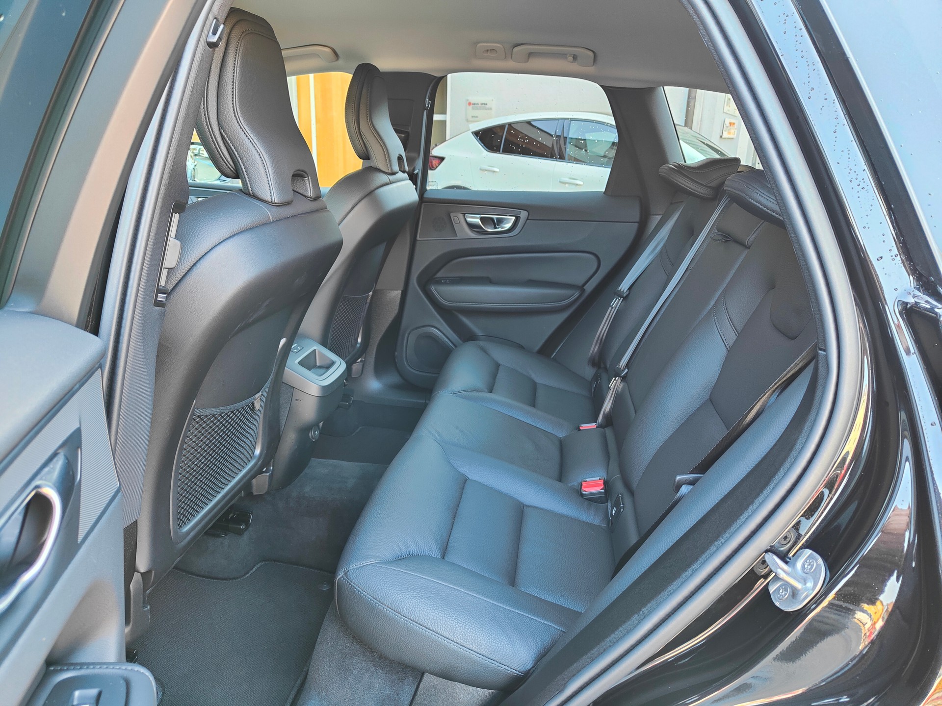 VOLVO XC60 2.0 B5 MH Plus Dark AWD-image-12