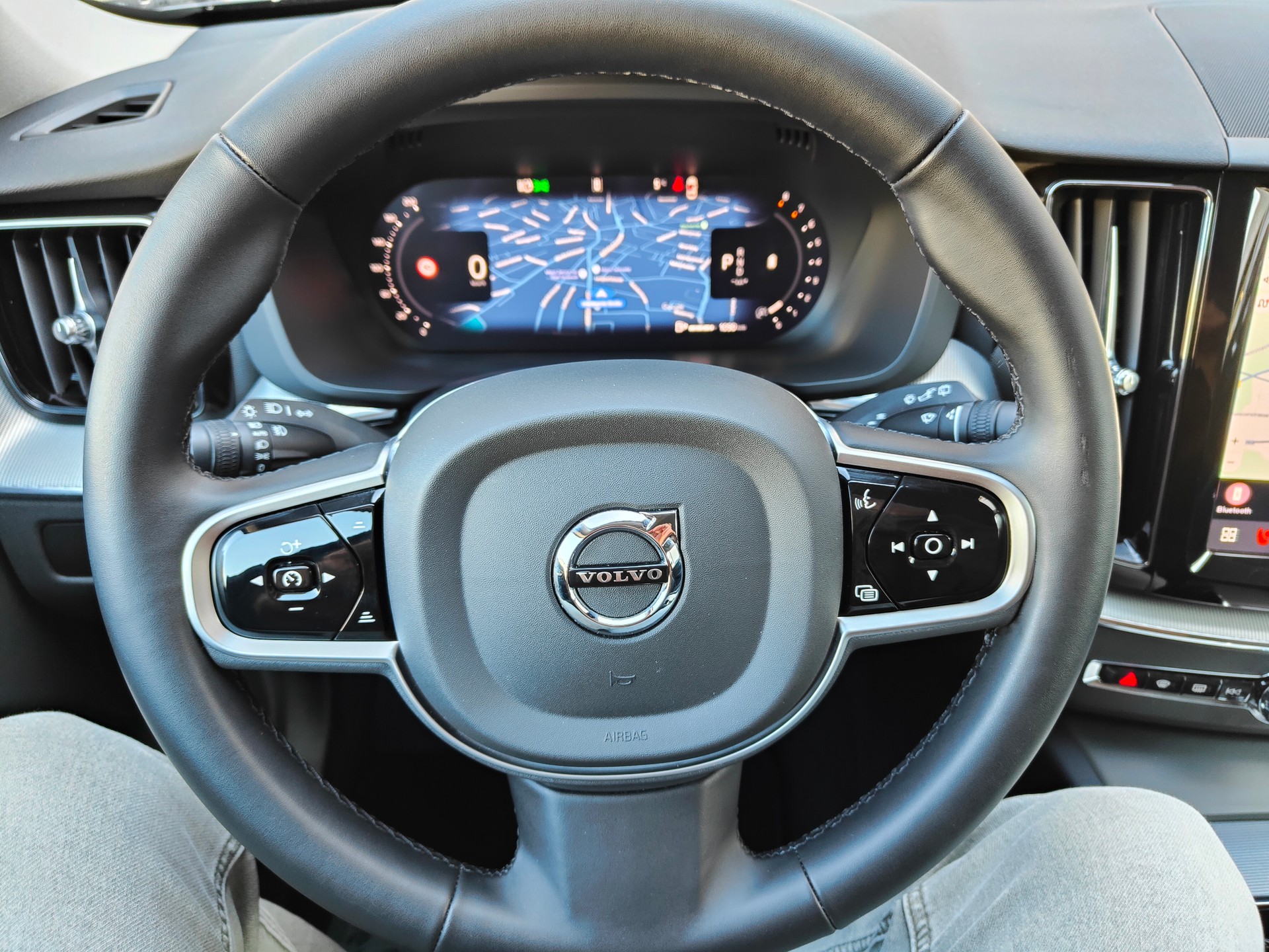VOLVO XC60 2.0 B5 MH Plus Dark AWD-image-9