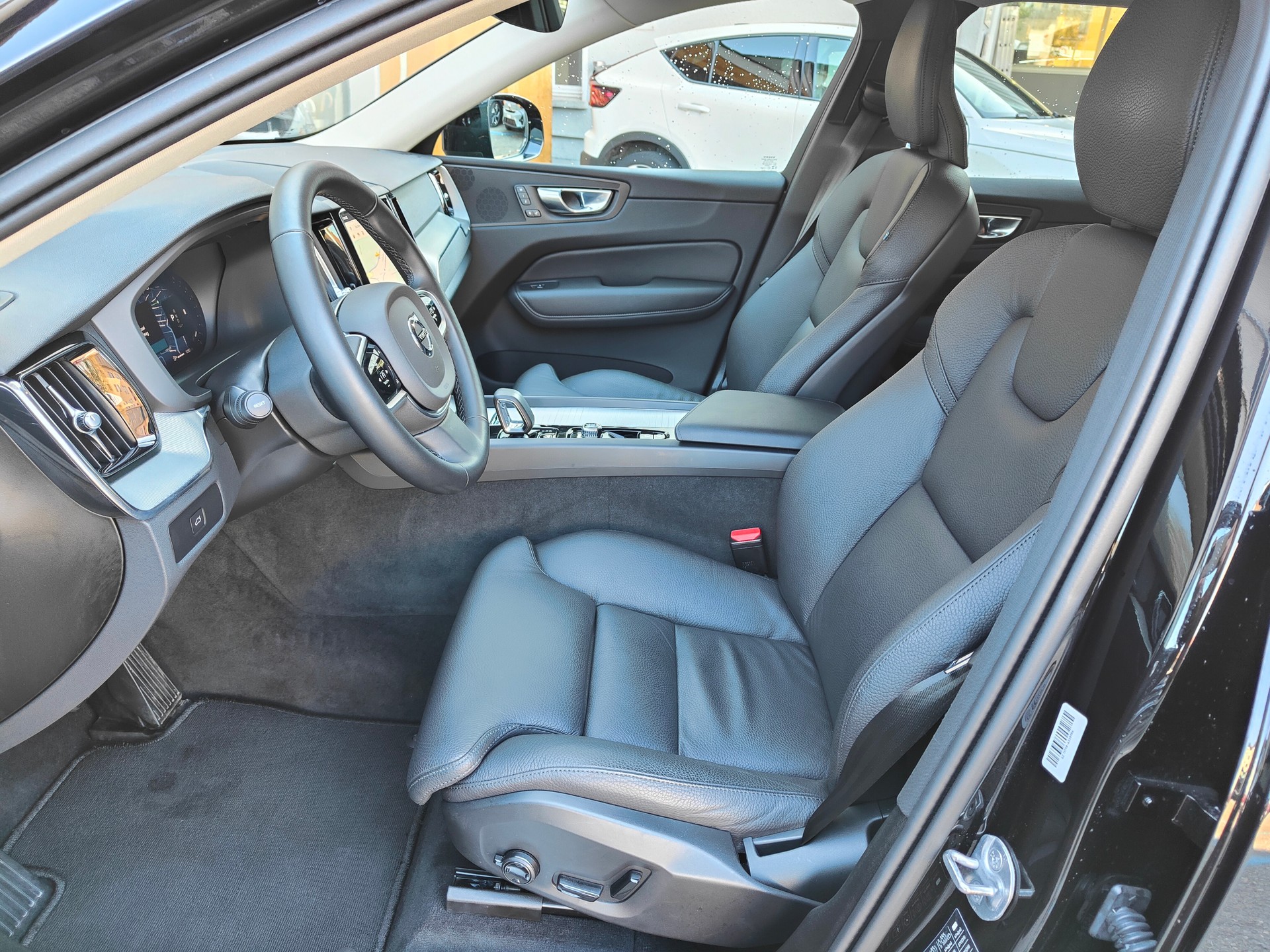 VOLVO XC60 2.0 B5 MH Plus Dark AWD-image-7