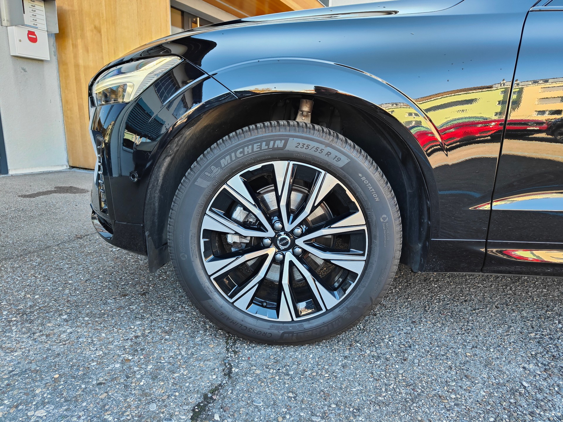 VOLVO XC60 2.0 B5 MH Plus Dark AWD-image-5