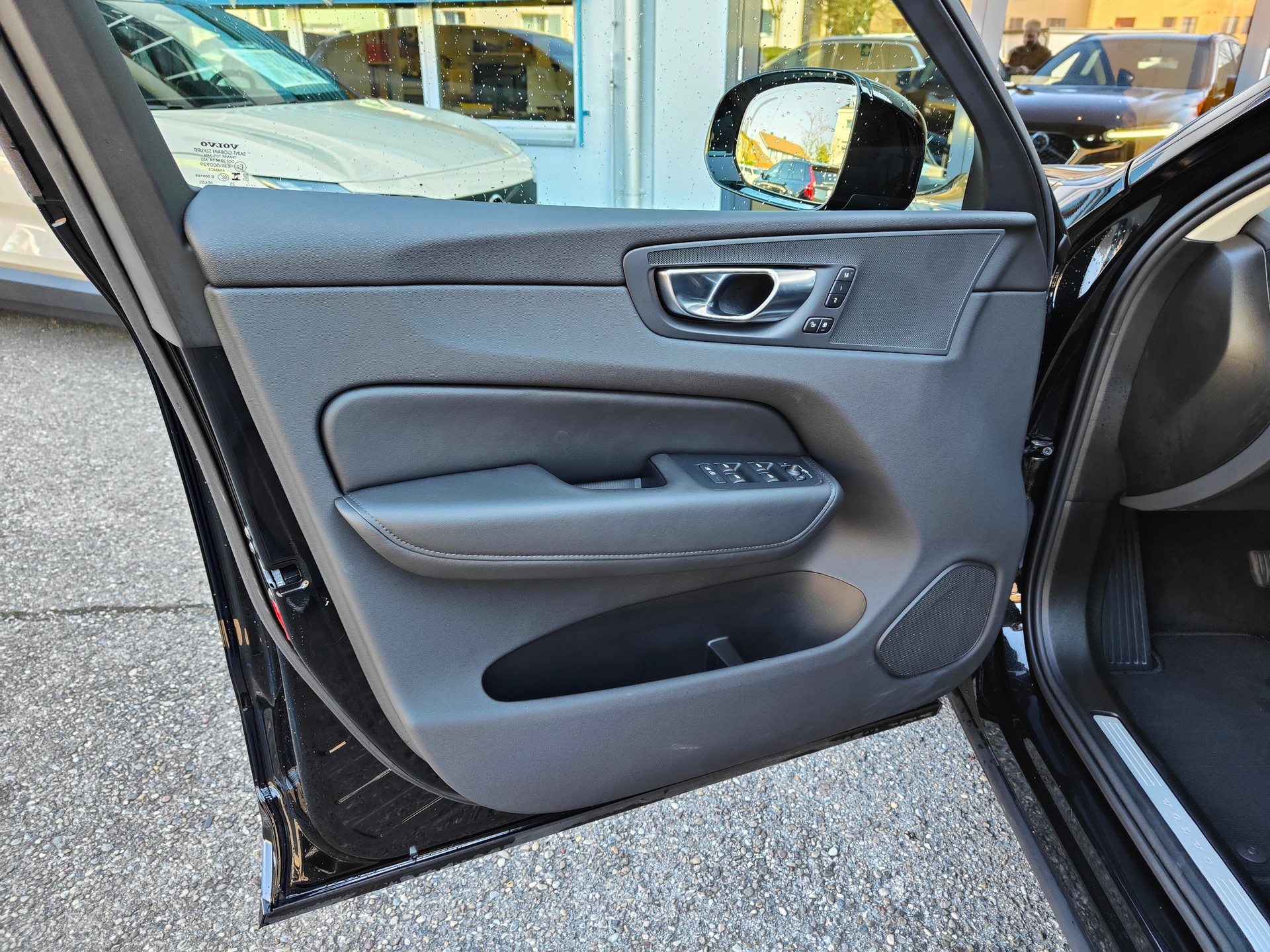 VOLVO XC60 2.0 B5 MH Plus Dark AWD-image-6