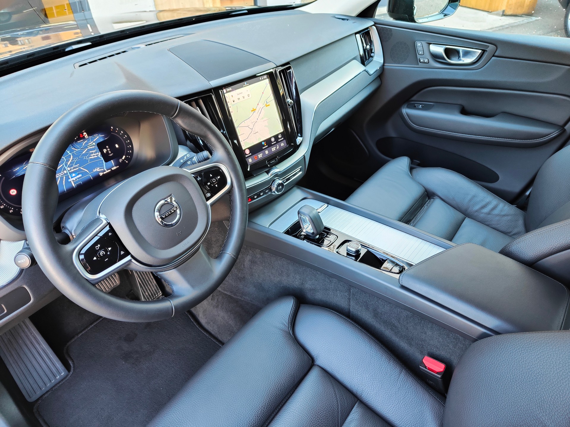 VOLVO XC60 2.0 B5 MH Plus Dark AWD-image-8