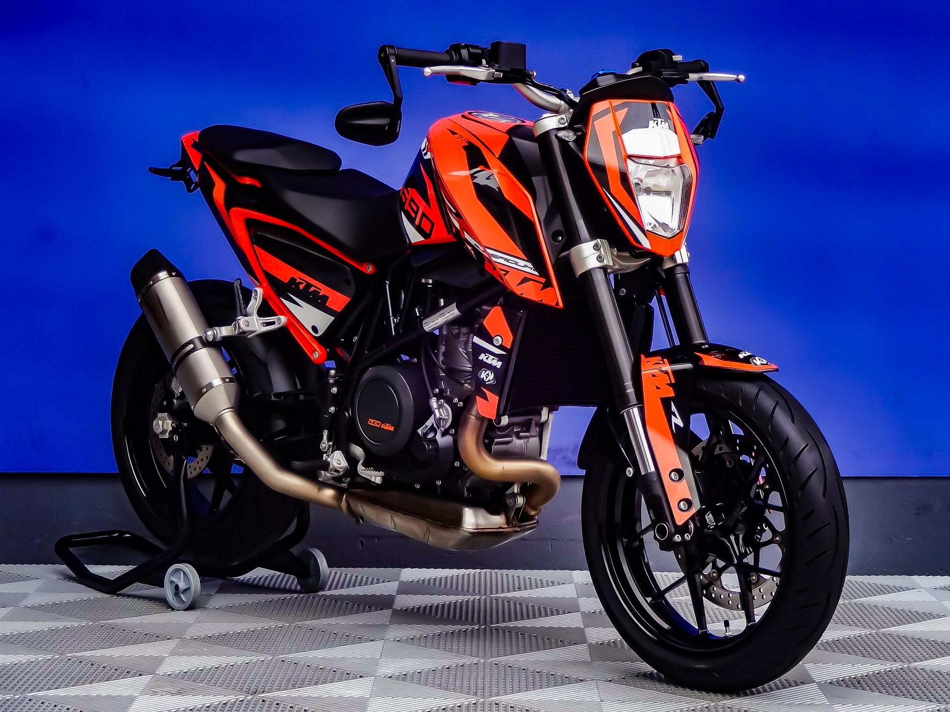 KTM 690 Duke ABS-showroom-element-1
