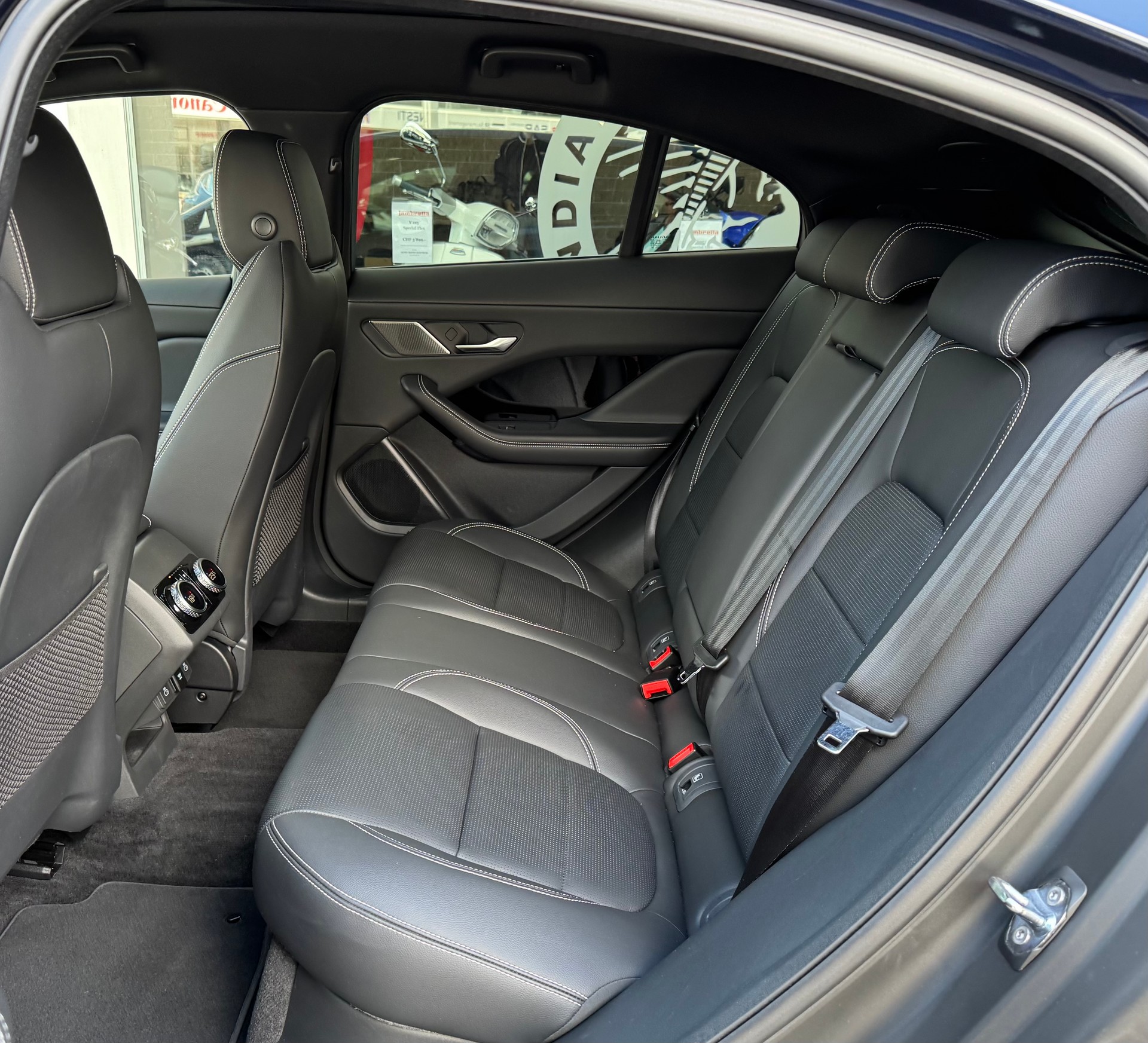 JAGUAR I-Pace EV400 90kW/h R-Dynamic SE-image-10