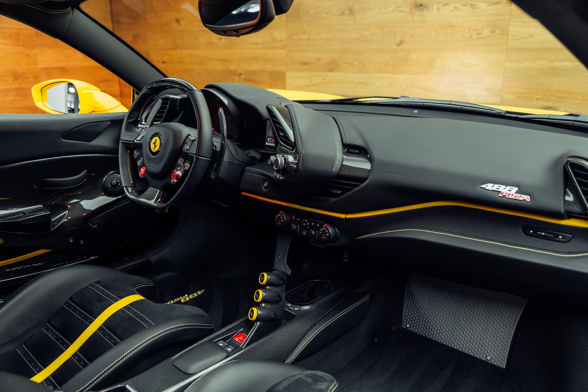 FERRARI 488 Pista 3.9 V8 Giallo Modena-image-5