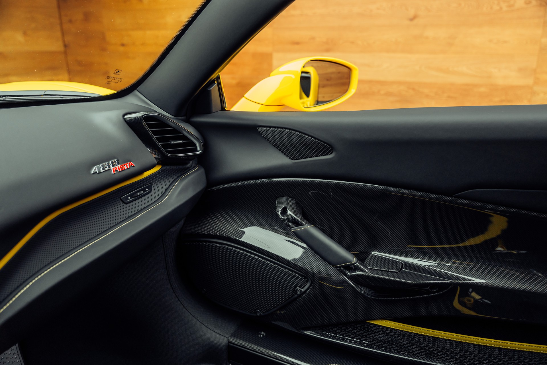 FERRARI 488 Pista 3.9 V8 Giallo Modena-image-9
