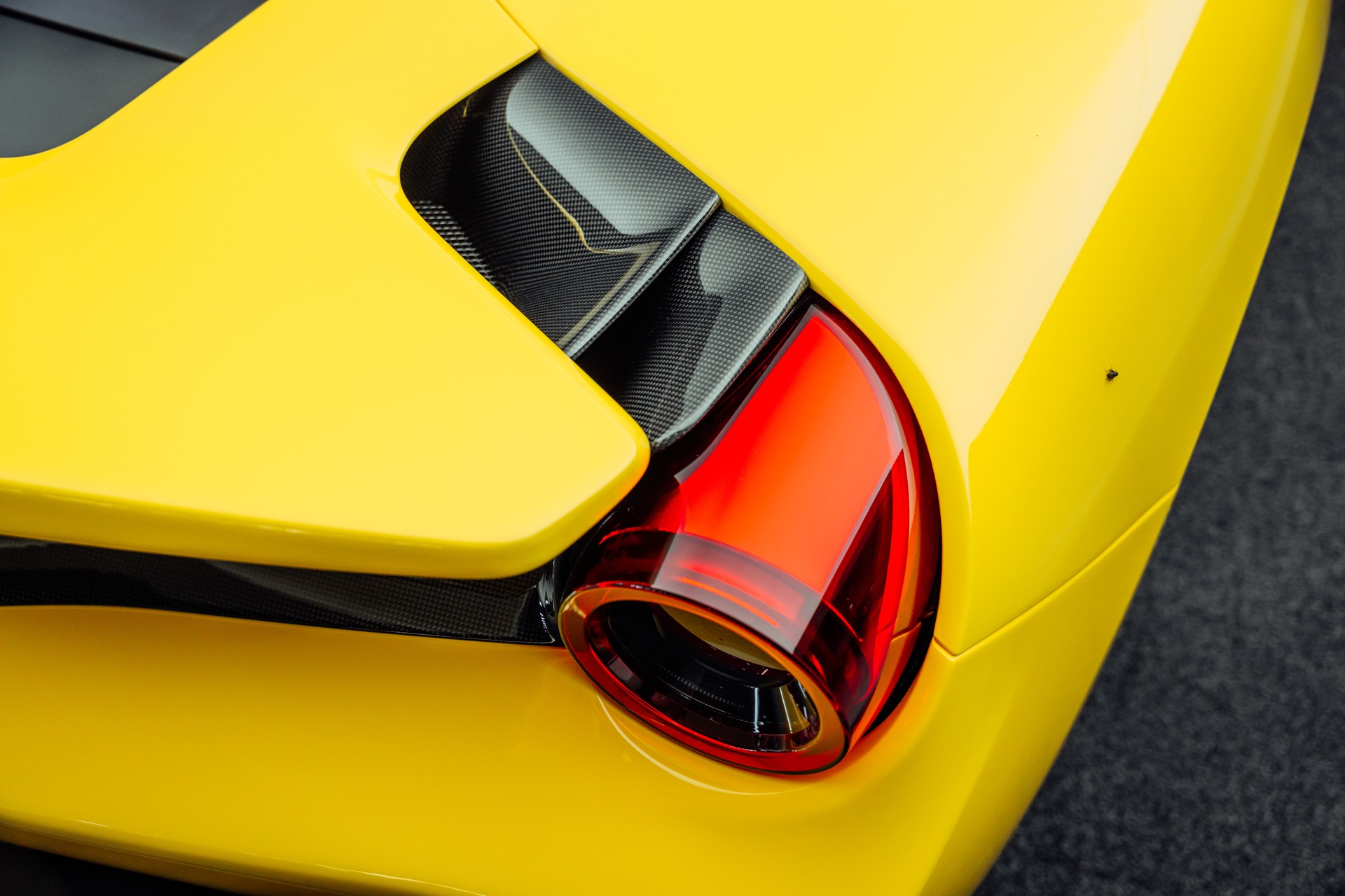 FERRARI 488 Pista 3.9 V8 Giallo Modena-image-23