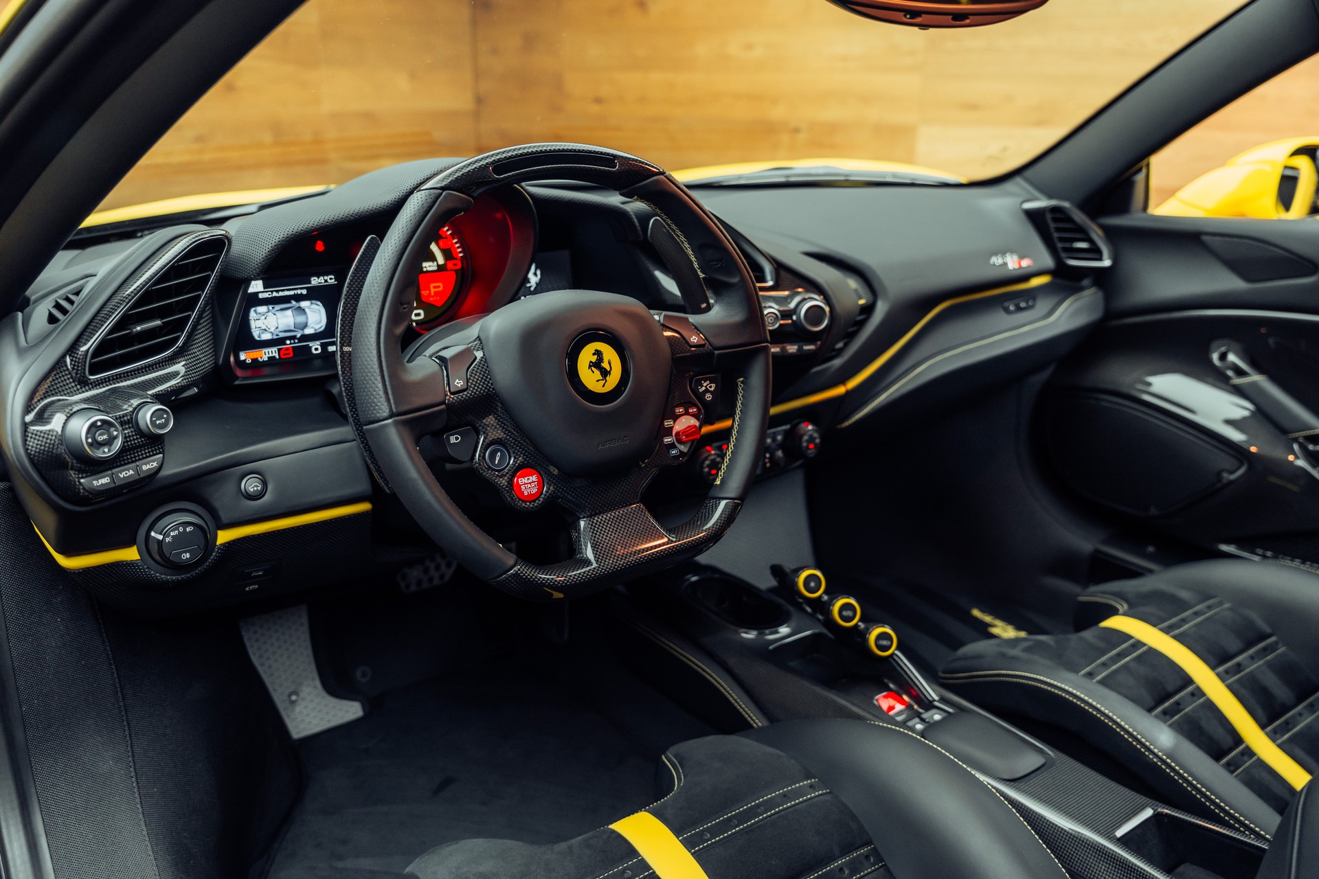 FERRARI 488 Pista 3.9 V8 Giallo Modena-image-4