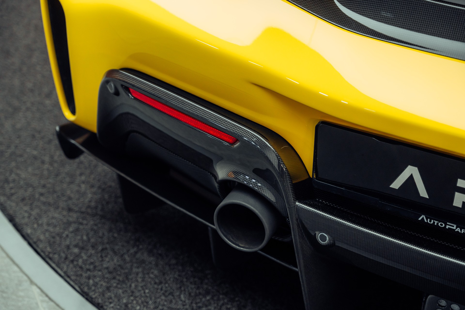 FERRARI 488 Pista 3.9 V8 Giallo Modena-image-25