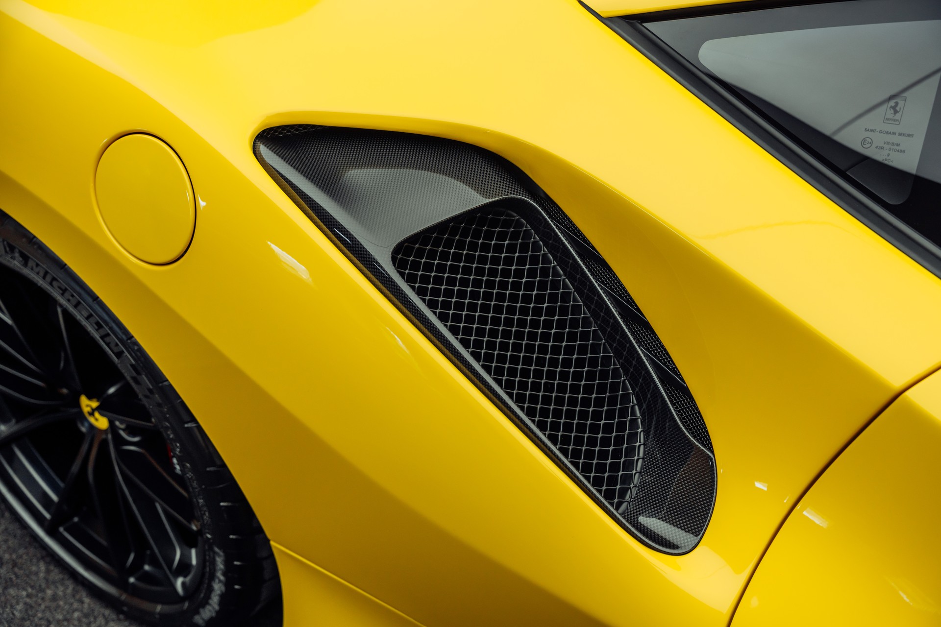 FERRARI 488 Pista 3.9 V8 Giallo Modena-image-24