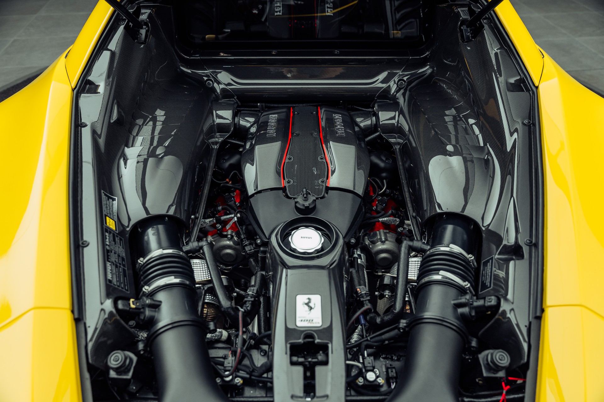 FERRARI 488 Pista 3.9 V8 Giallo Modena-image-19