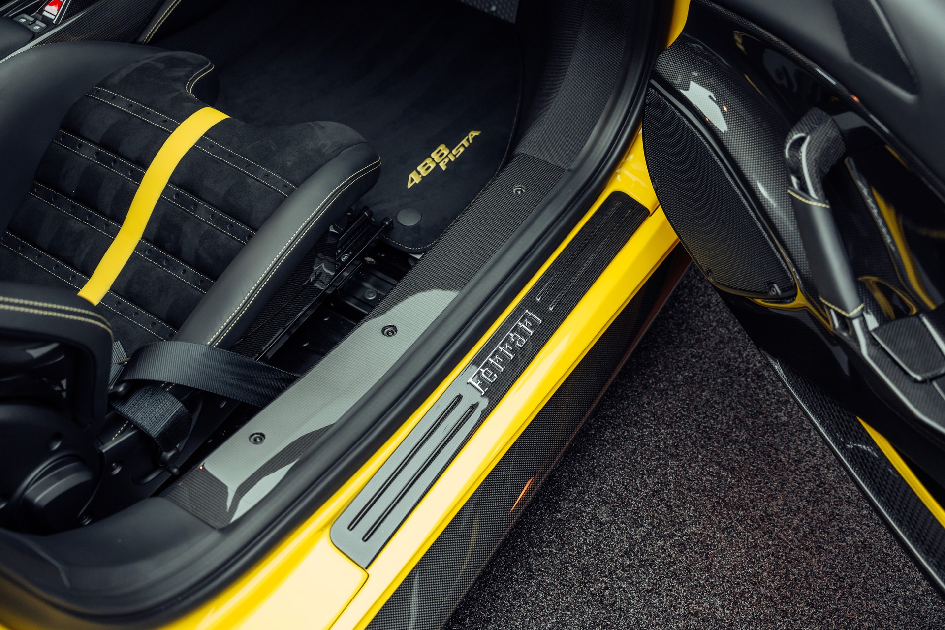 FERRARI 488 Pista 3.9 V8 Giallo Modena-image-18
