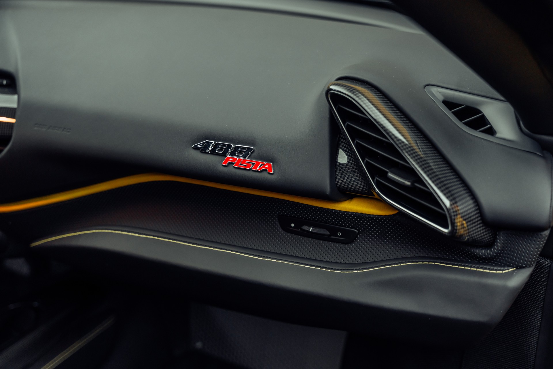 FERRARI 488 Pista 3.9 V8 Giallo Modena-image-17