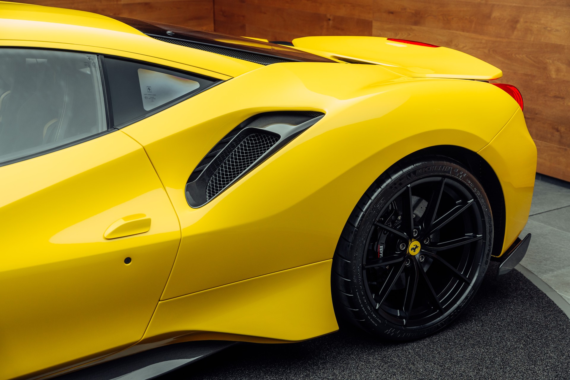 FERRARI 488 Pista 3.9 V8 Giallo Modena-image-22