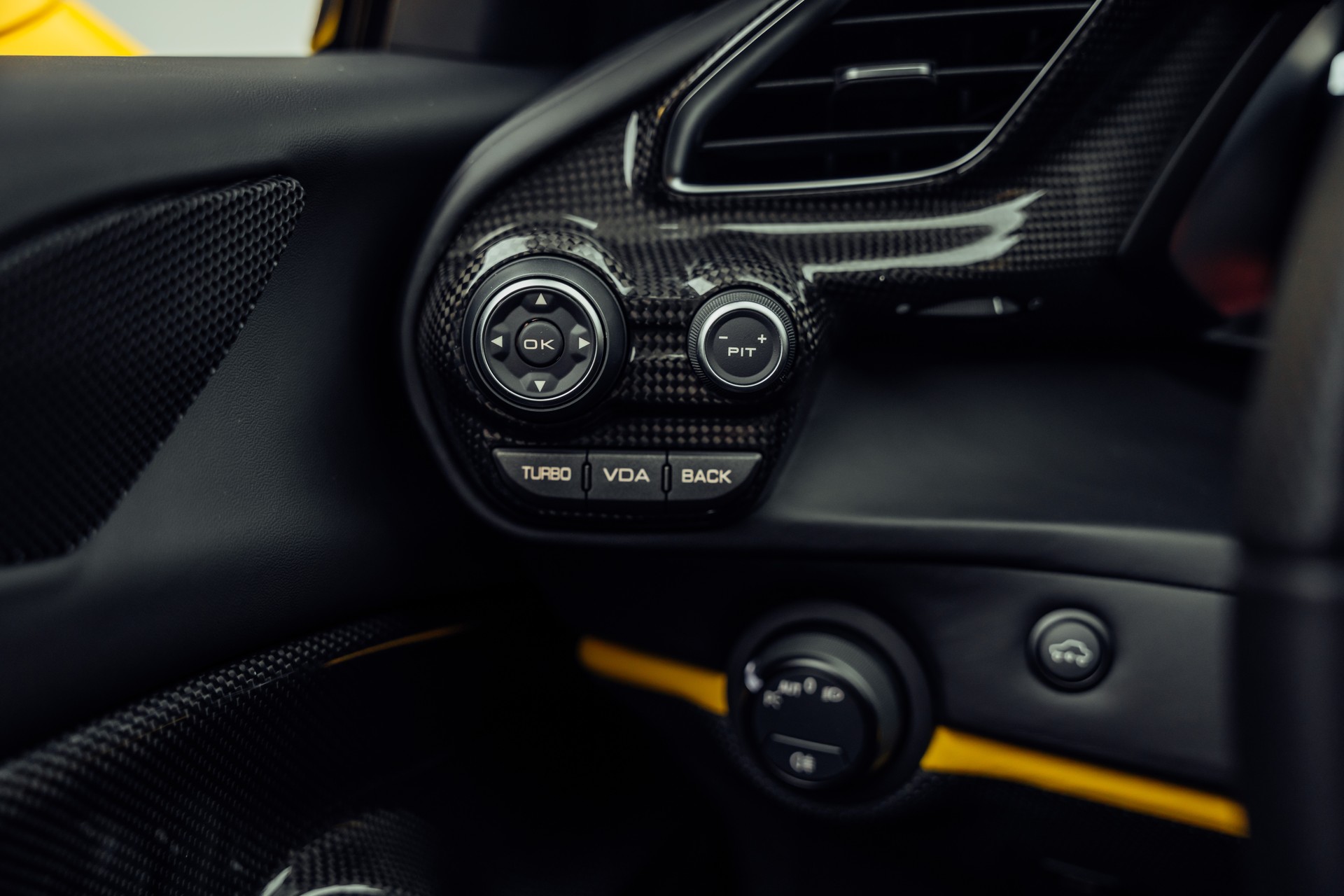 FERRARI 488 Pista 3.9 V8 Giallo Modena-image-13