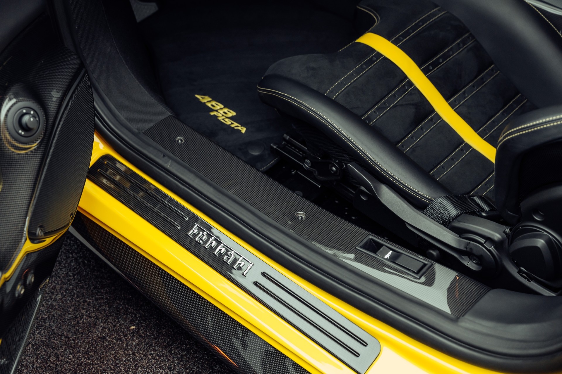 FERRARI 488 Pista 3.9 V8 Giallo Modena-image-16