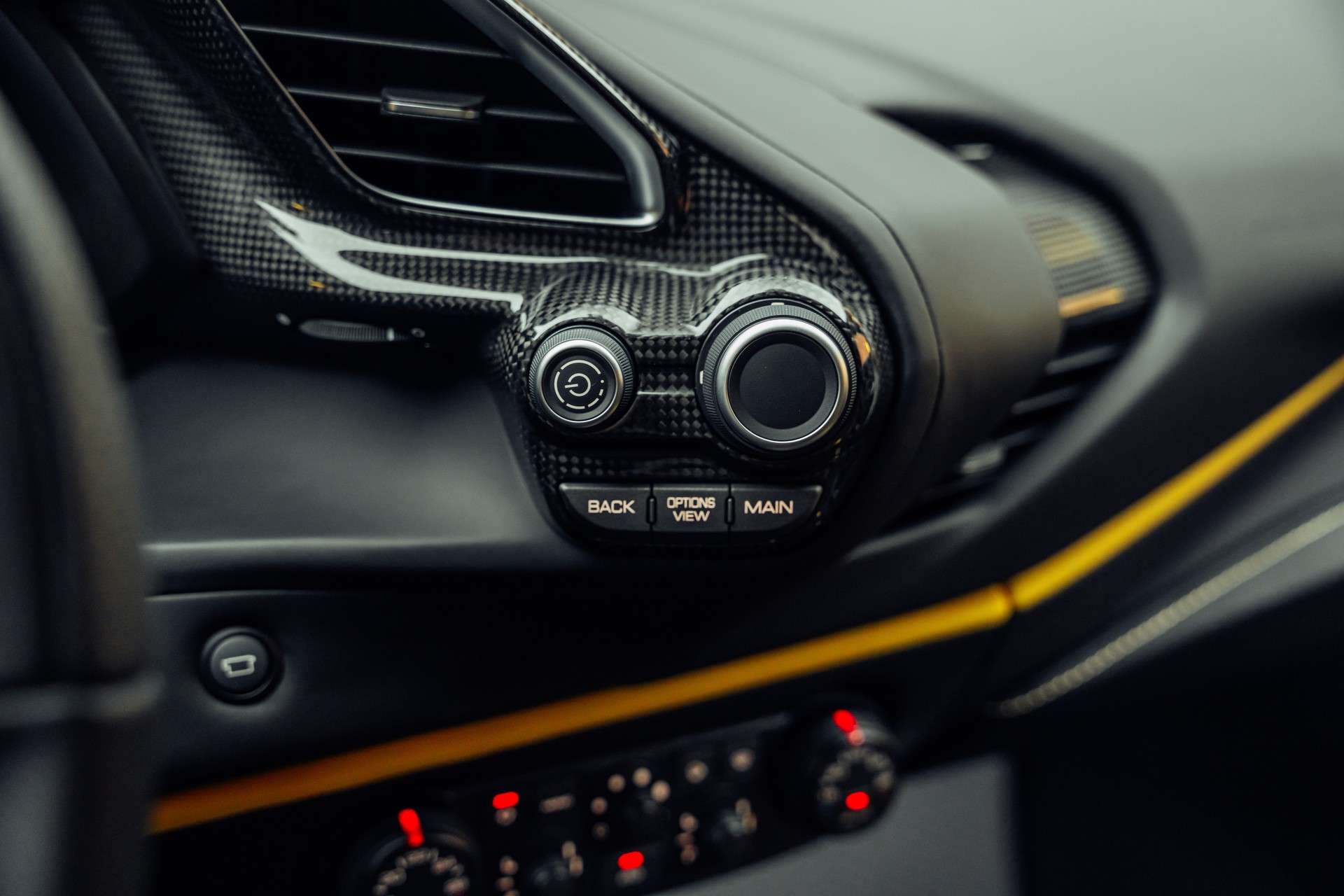 FERRARI 488 Pista 3.9 V8 Giallo Modena-image-12