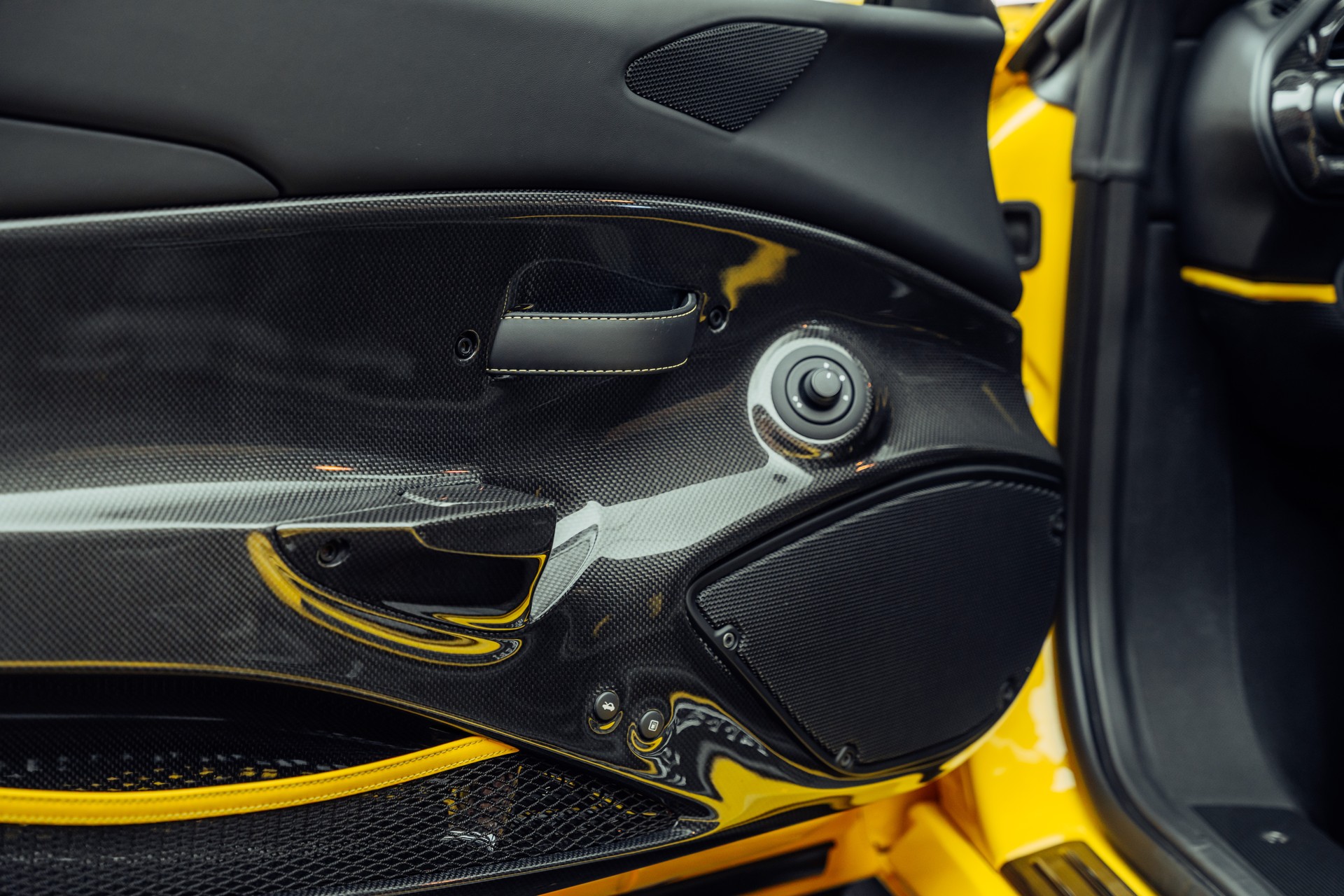 FERRARI 488 Pista 3.9 V8 Giallo Modena-image-11