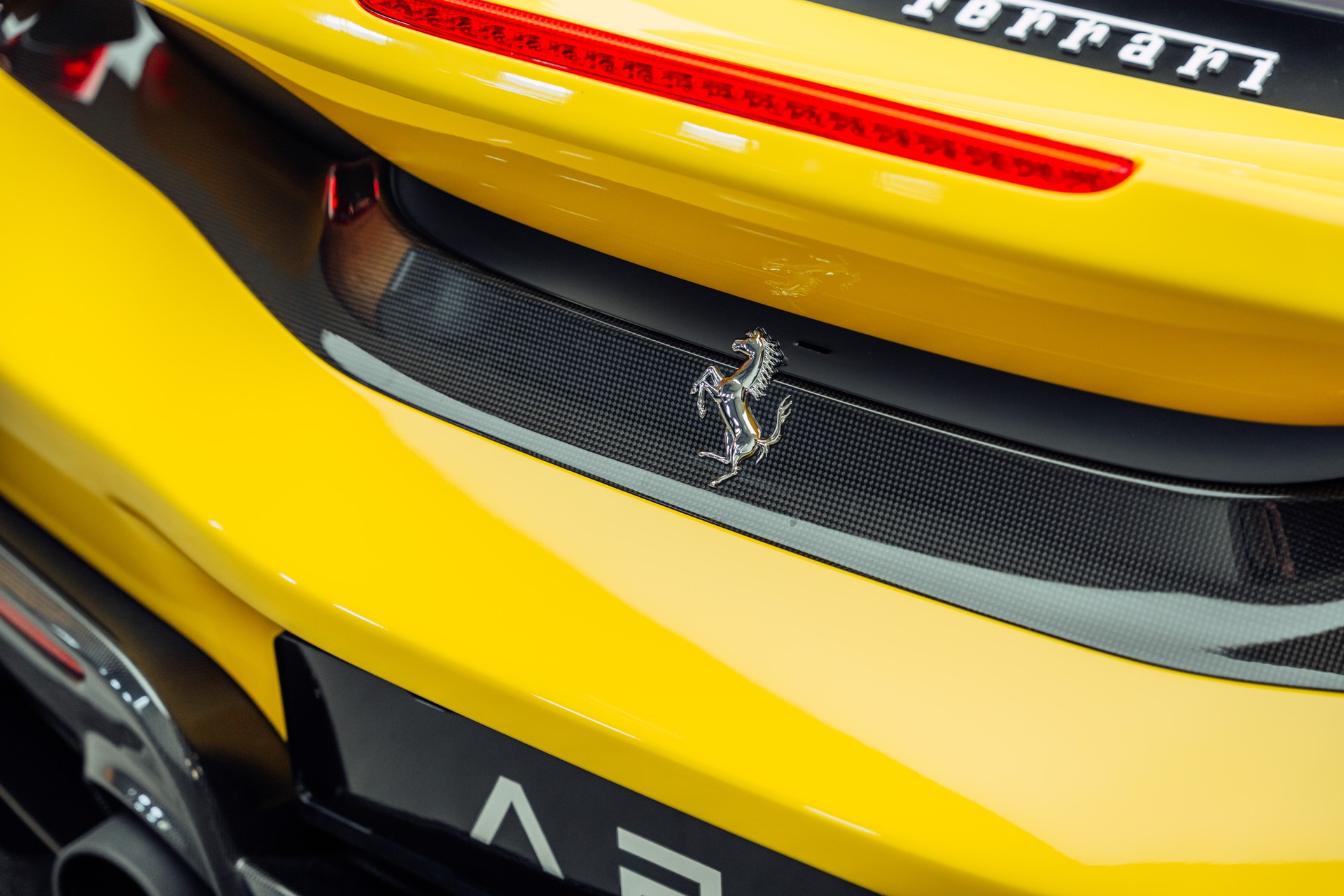 FERRARI 488 Pista 3.9 V8 Giallo Modena-image-27