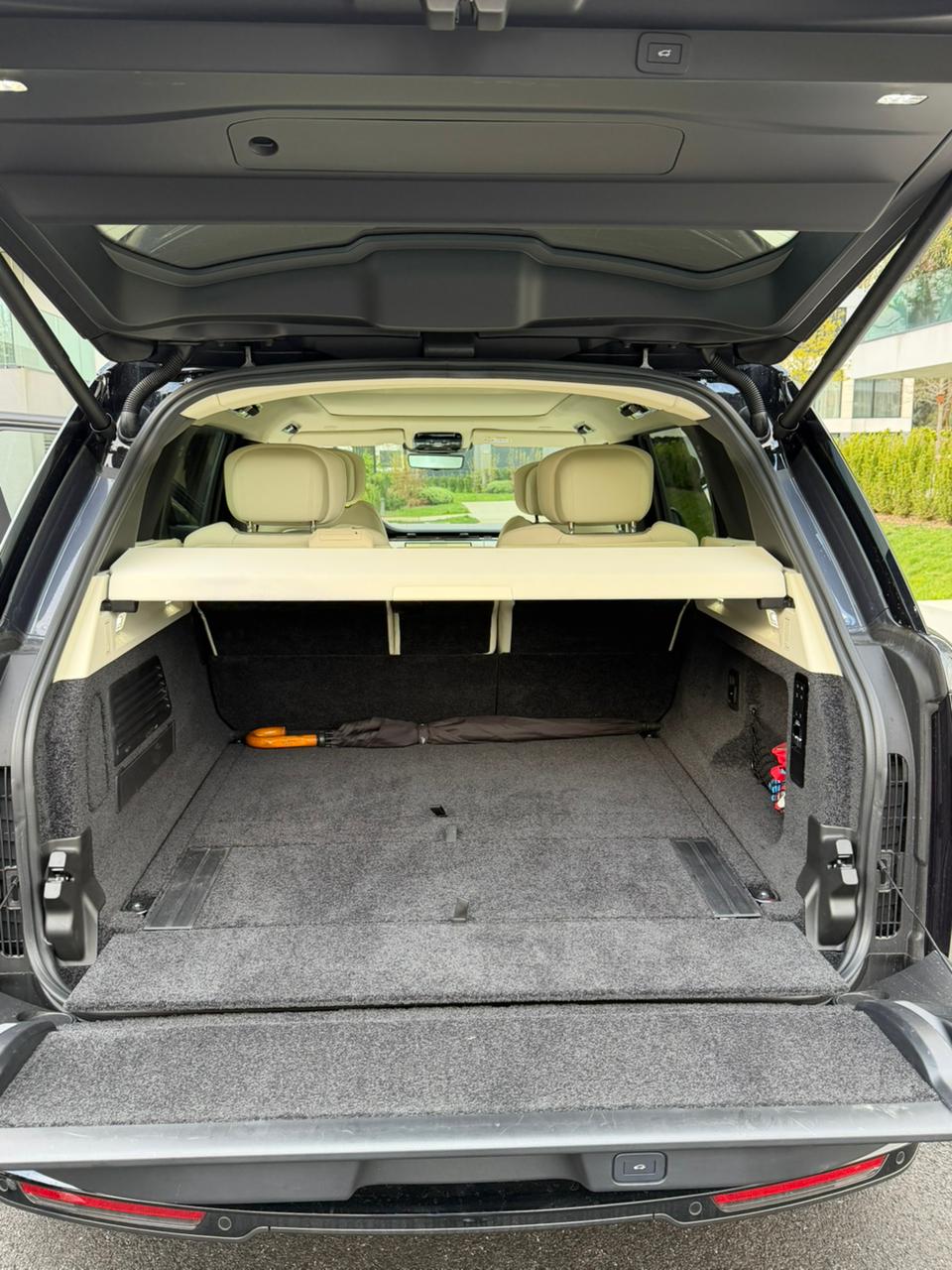 LAND ROVER 3.0 I6 P460e Autobiography LWB-image-3