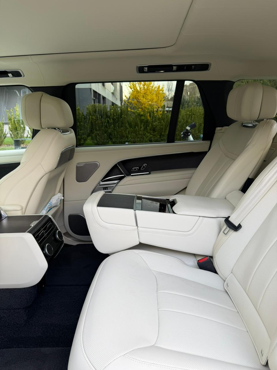 LAND ROVER 3.0 I6 P460e Autobiography LWB-image-4